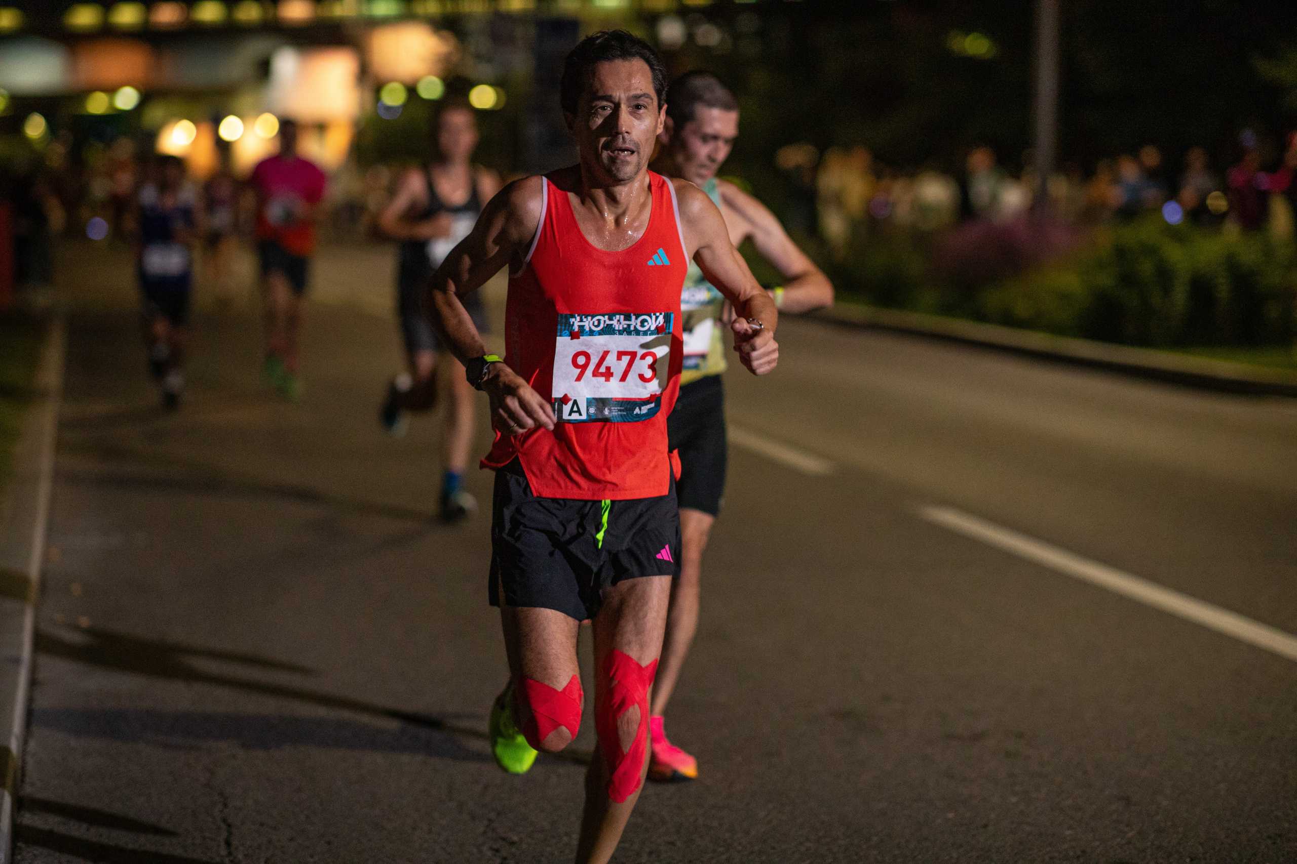 Ночной забег в ленте фотографий бегунов 03.08.24. Фотограф Сергей Ловкий