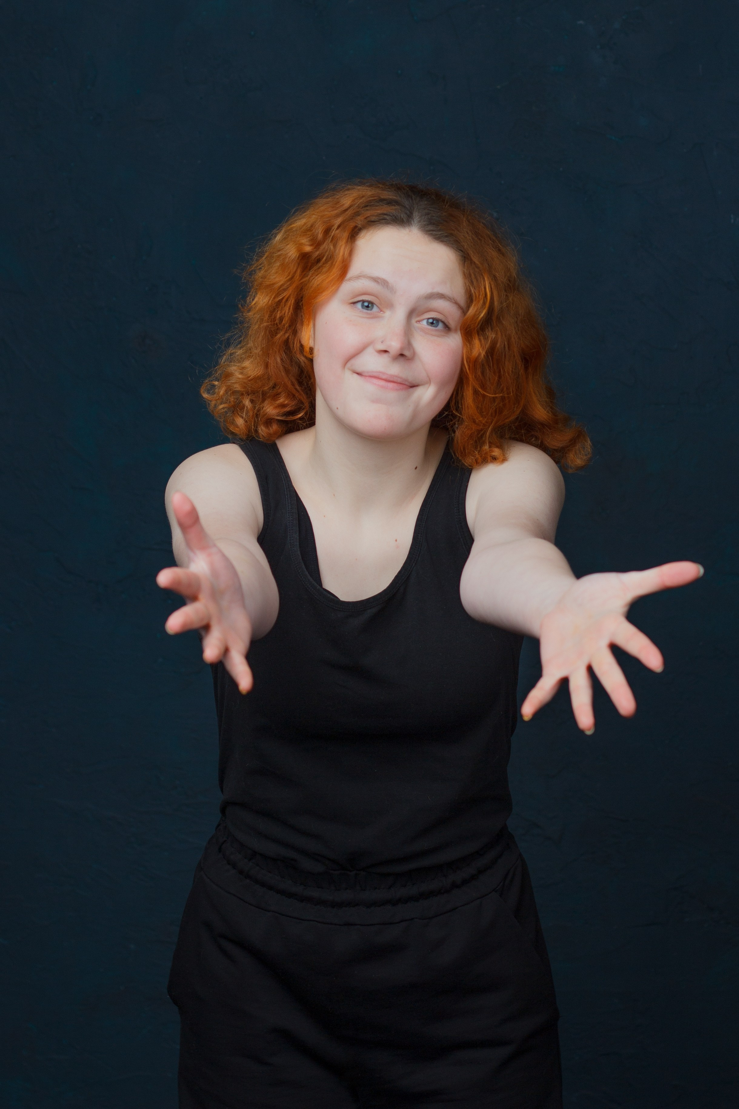 Девушка актриса тянет руки к фотографу