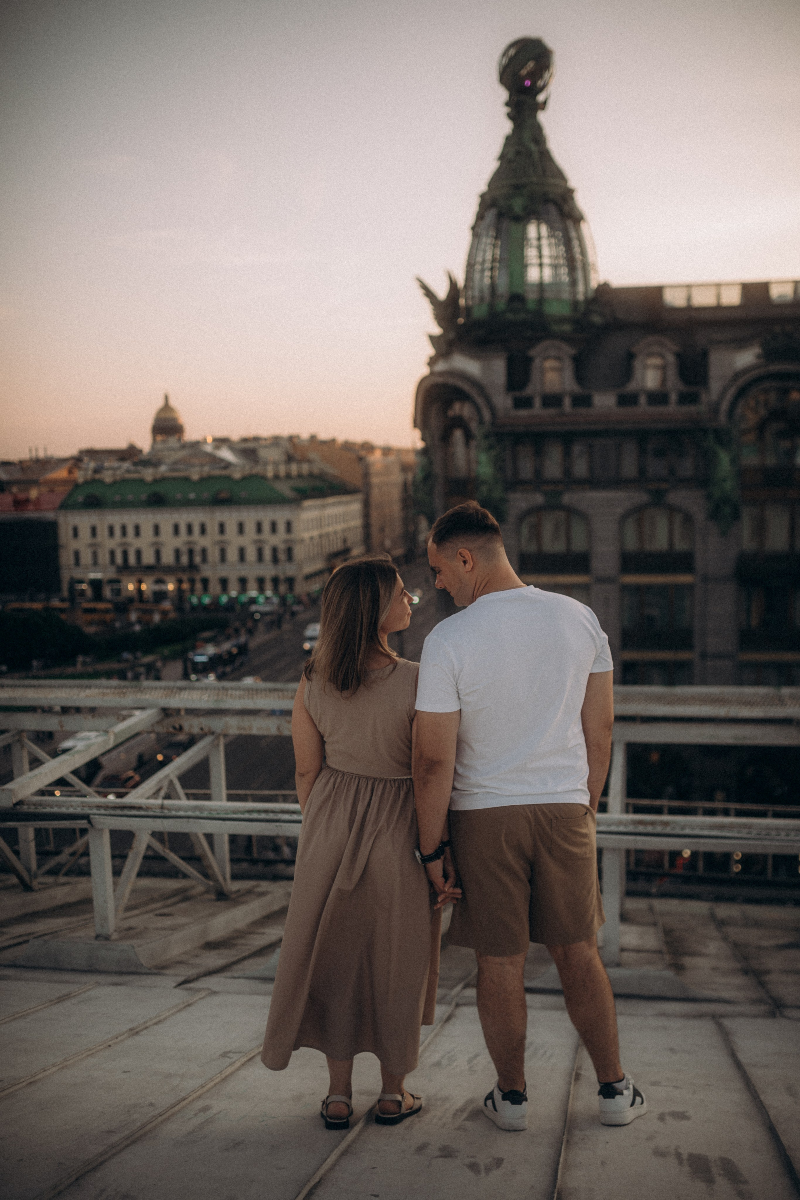 Мы сидим на питерской, теплой крыше. Фотограф в Санкт Петербурге Лара Великова