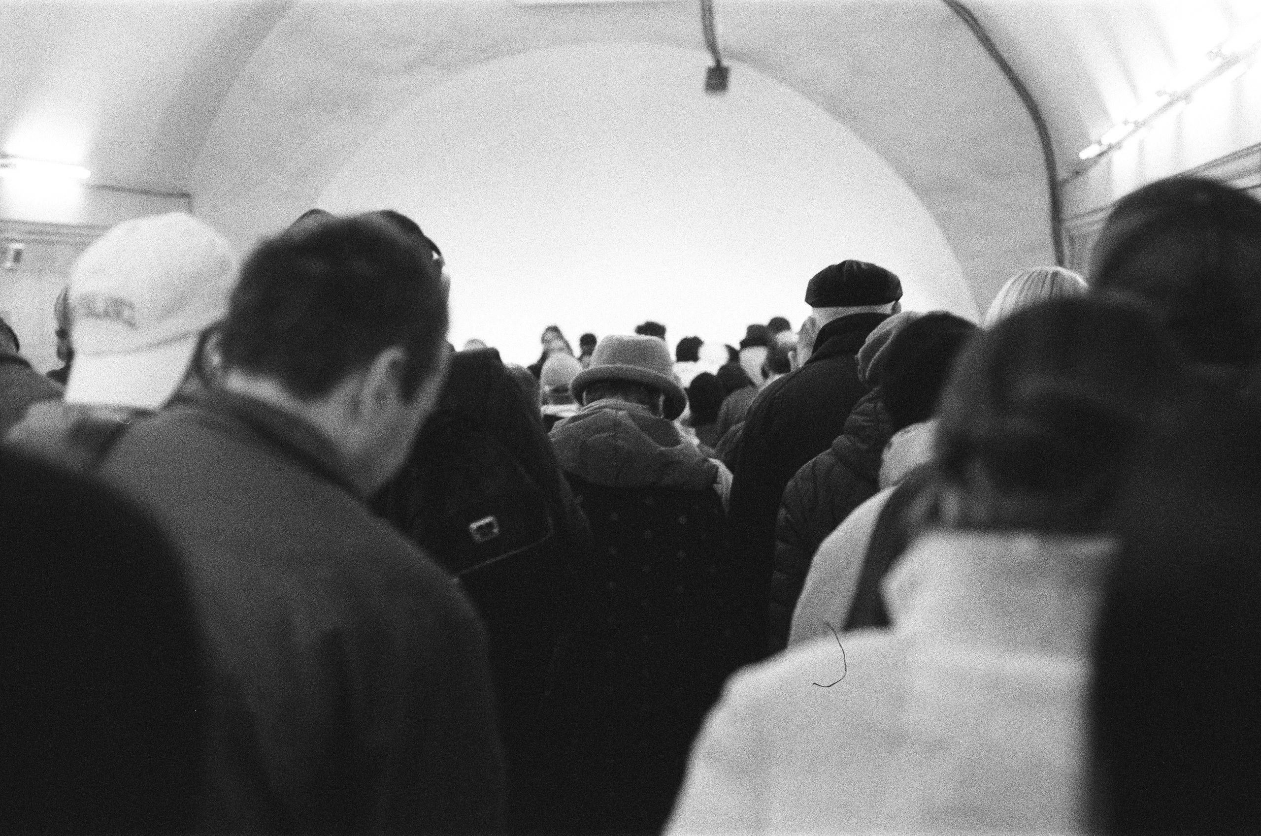 Фотосерия «Час пик»: динамика городской суеты в моменты транспортного и человеческого потока, игра света, тени и контраста в хронике городского движения. Фотограф: Ожерельев Лев