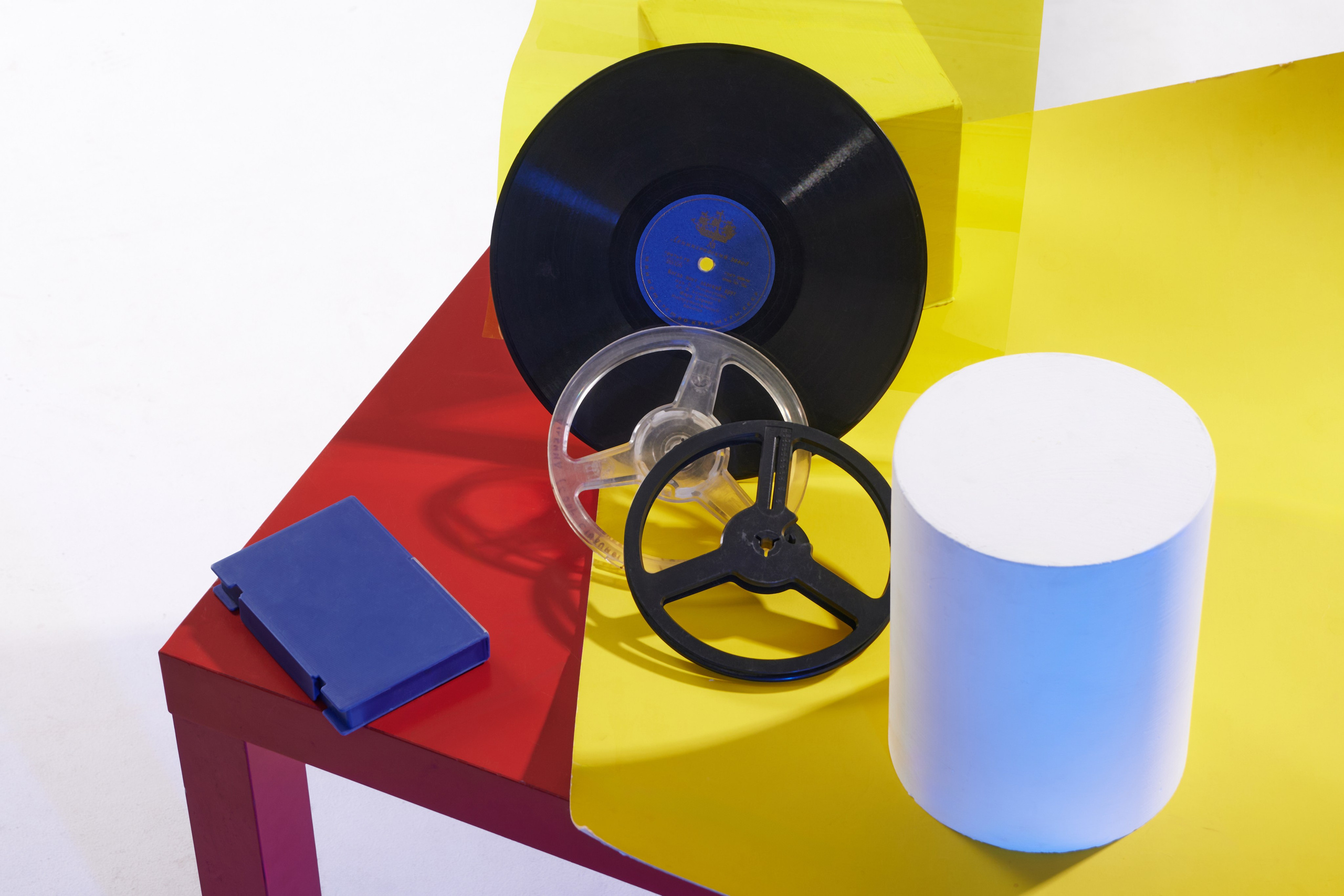 Натюрморт, вдохновлённый эстетикой Баухауса: строгие геометрические формы, контраст света и тени, минимализм и утончённая визуальная гармония. Фотограф: Ожерельев Лев