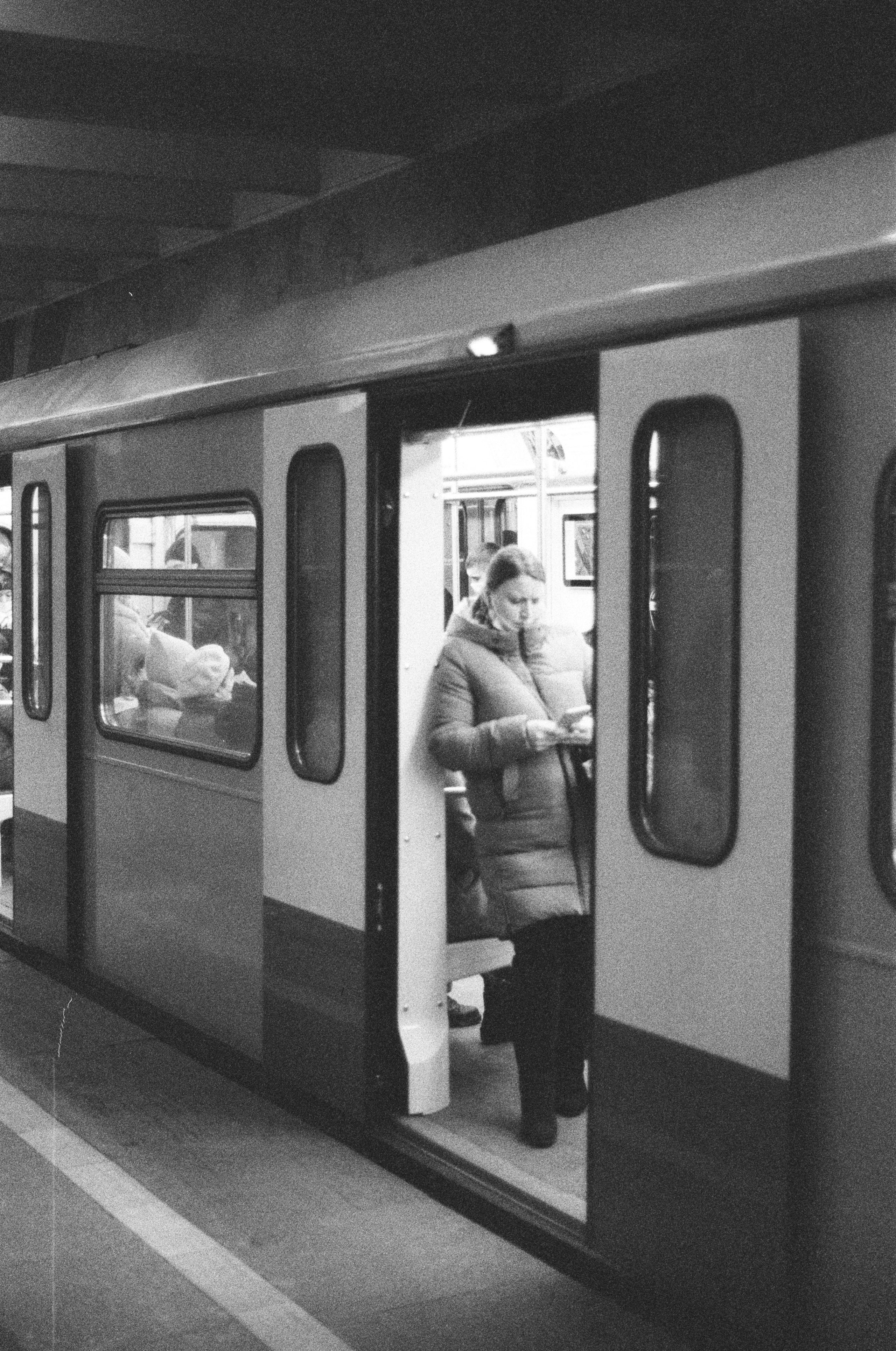 Фотосерия «Час пик»: динамика городской суеты в моменты транспортного и человеческого потока, игра света, тени и контраста в хронике городского движения. Фотограф: Ожерельев Лев