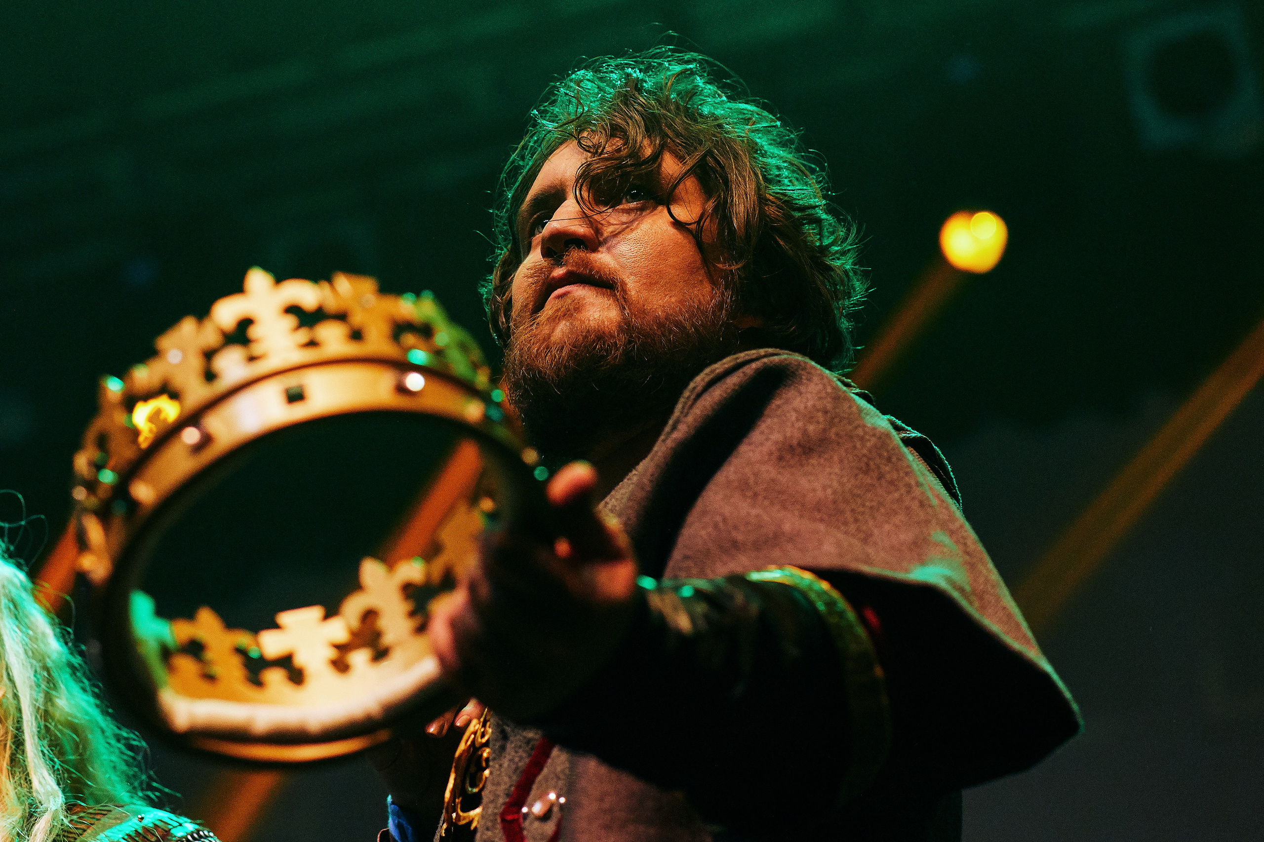 Репортажная фотография мужчины с короной в руках