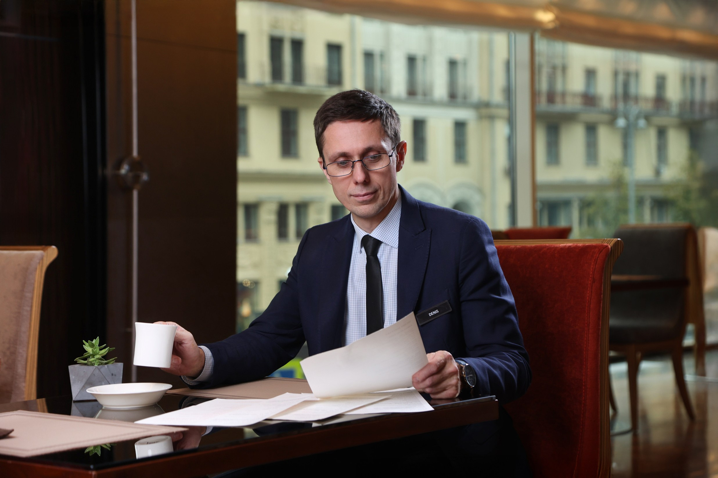 Мужчина пьет кофе в отеле