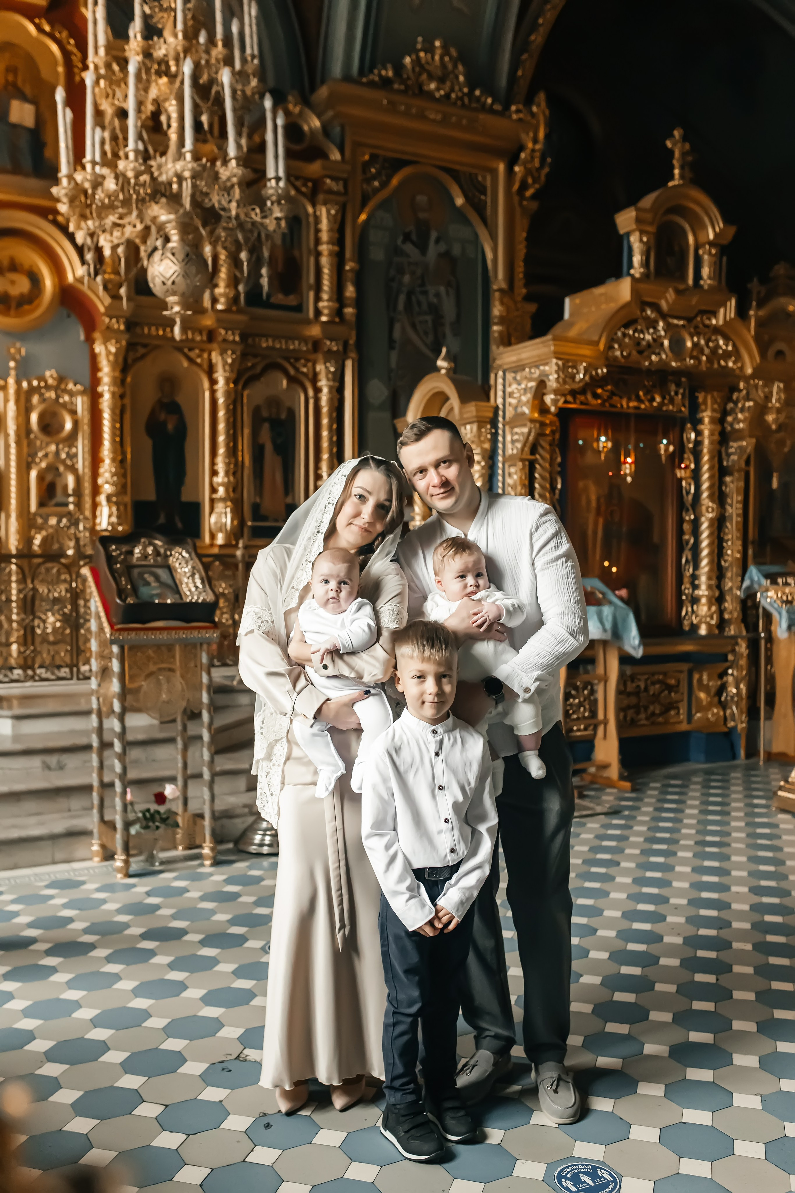 Крещение Гордея и Степана в Храме  Успения Пресвятой Богородицы в Троице-Лыково. Фотограф на крещение и венчание Москва  Надежда Баланина