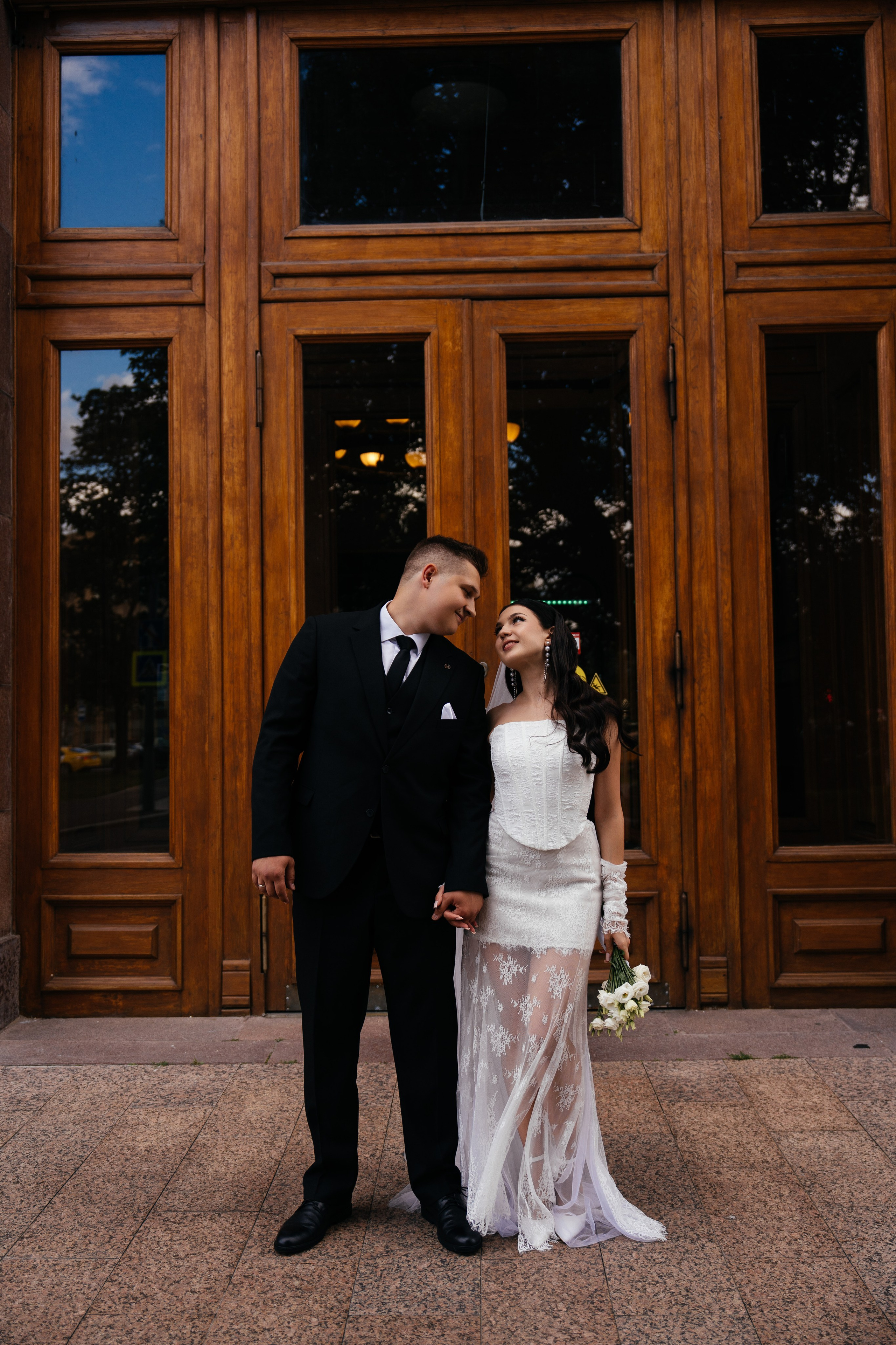 Свадебная фотосессия в Москве у высотки на Котельнической набережной. Свадебный фотограф в Москве Анна Полушина