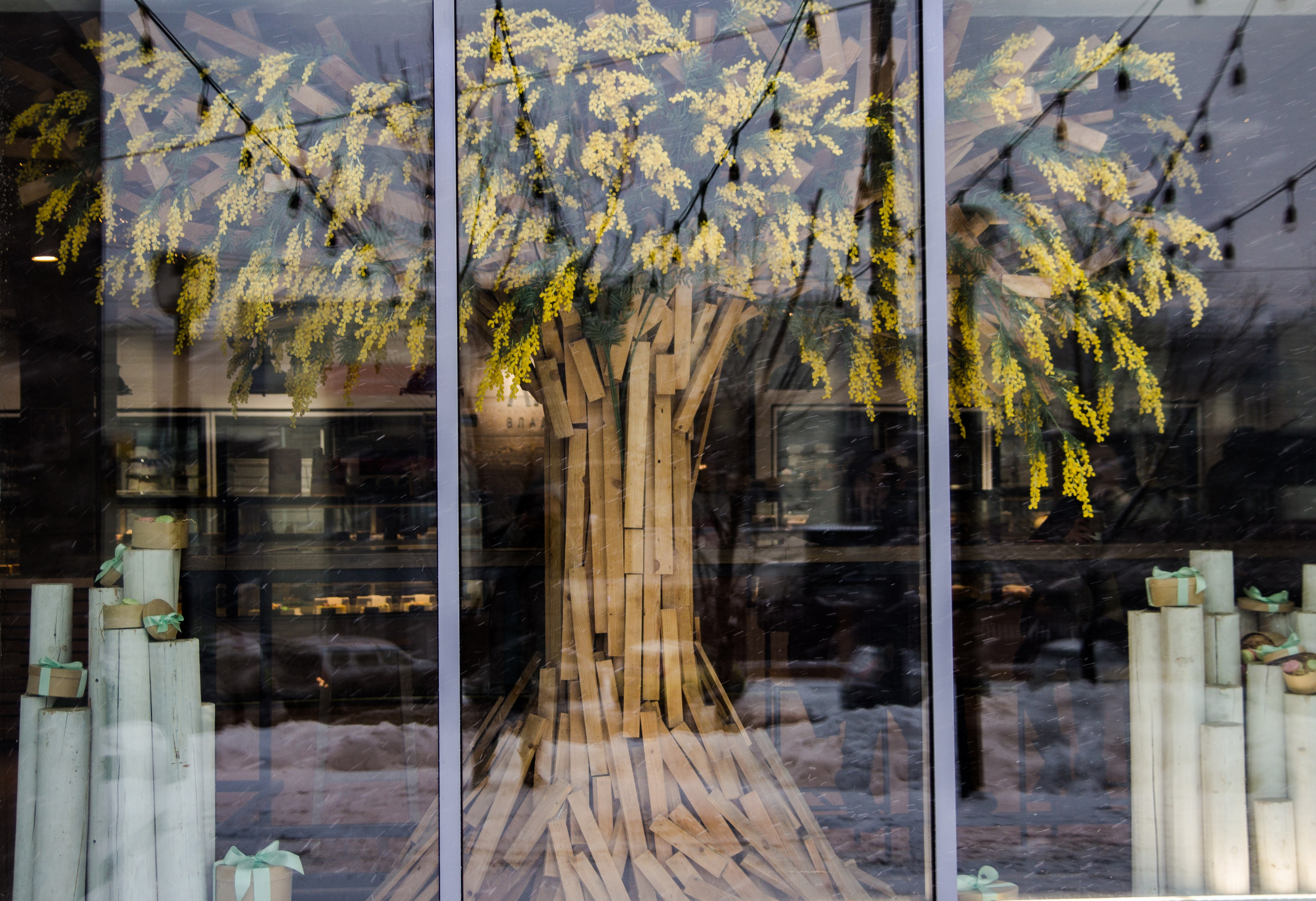 Оформление витрин Лакомка. Ксения Почтарь. Декоратор и флорист, город Владивосток