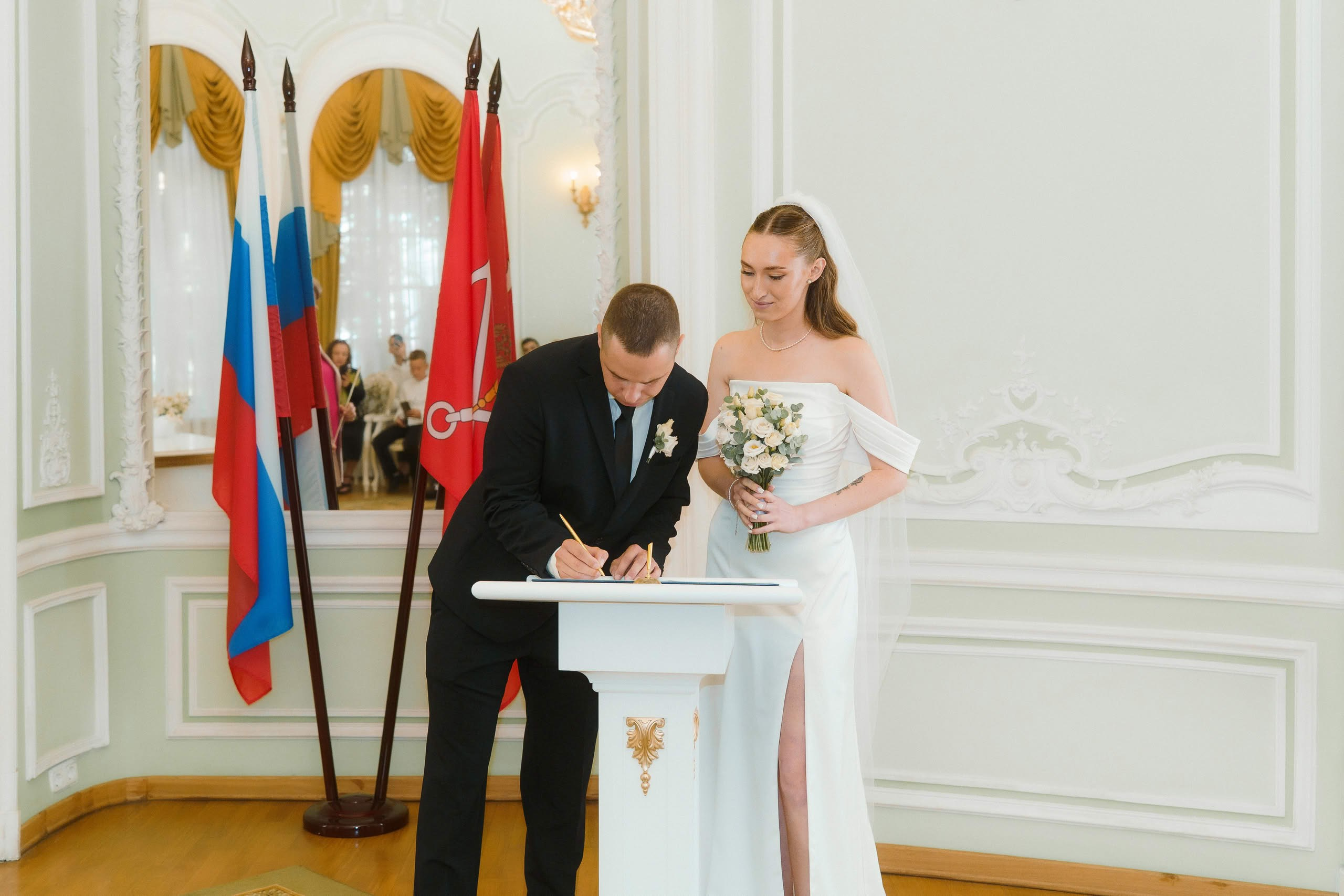 Подписание документов — регистрация брака в ЗАГСе Петроградского района
