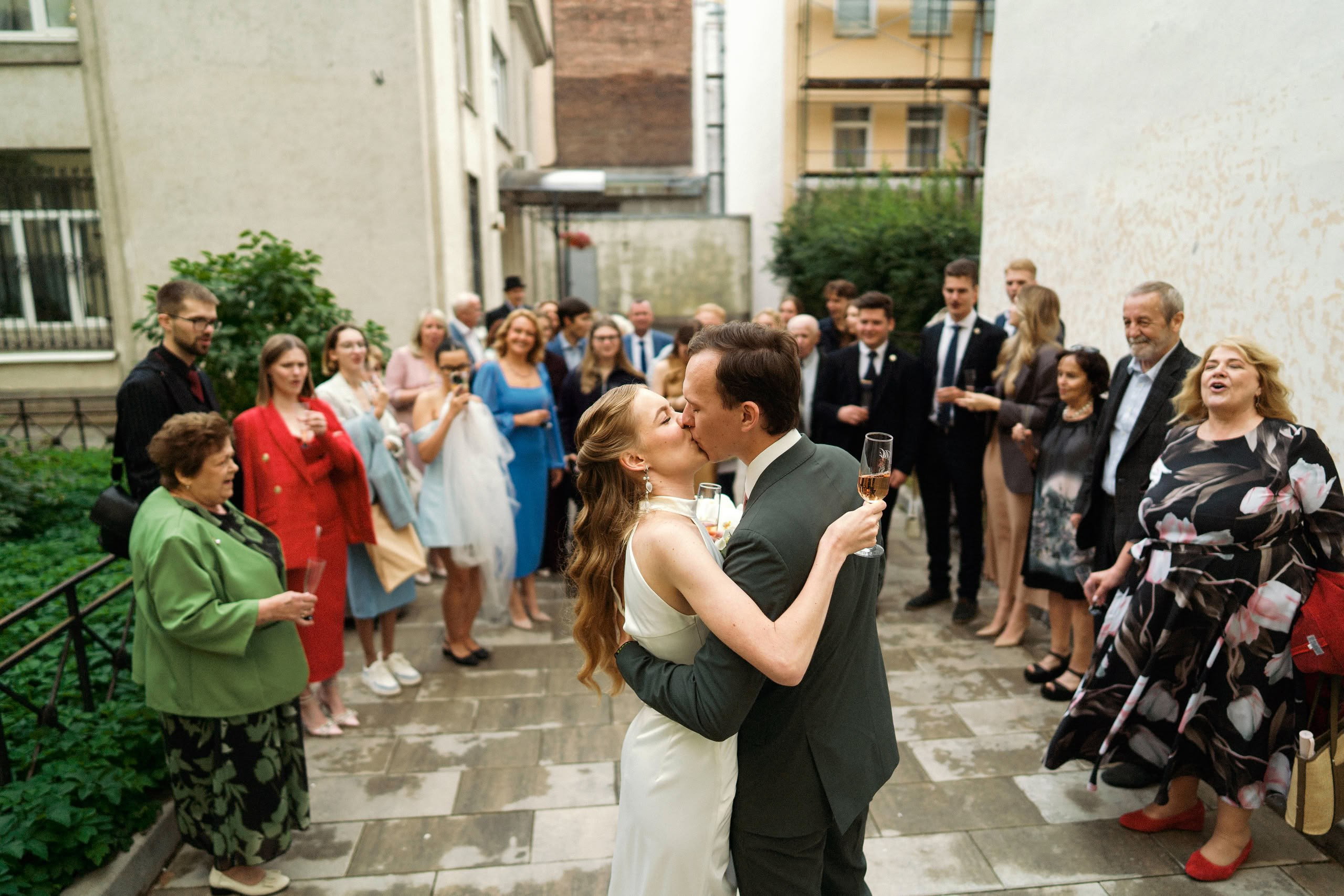 Поздравления пары у входа в ЗАГС Адмиралтейского района, репортажный кадр.