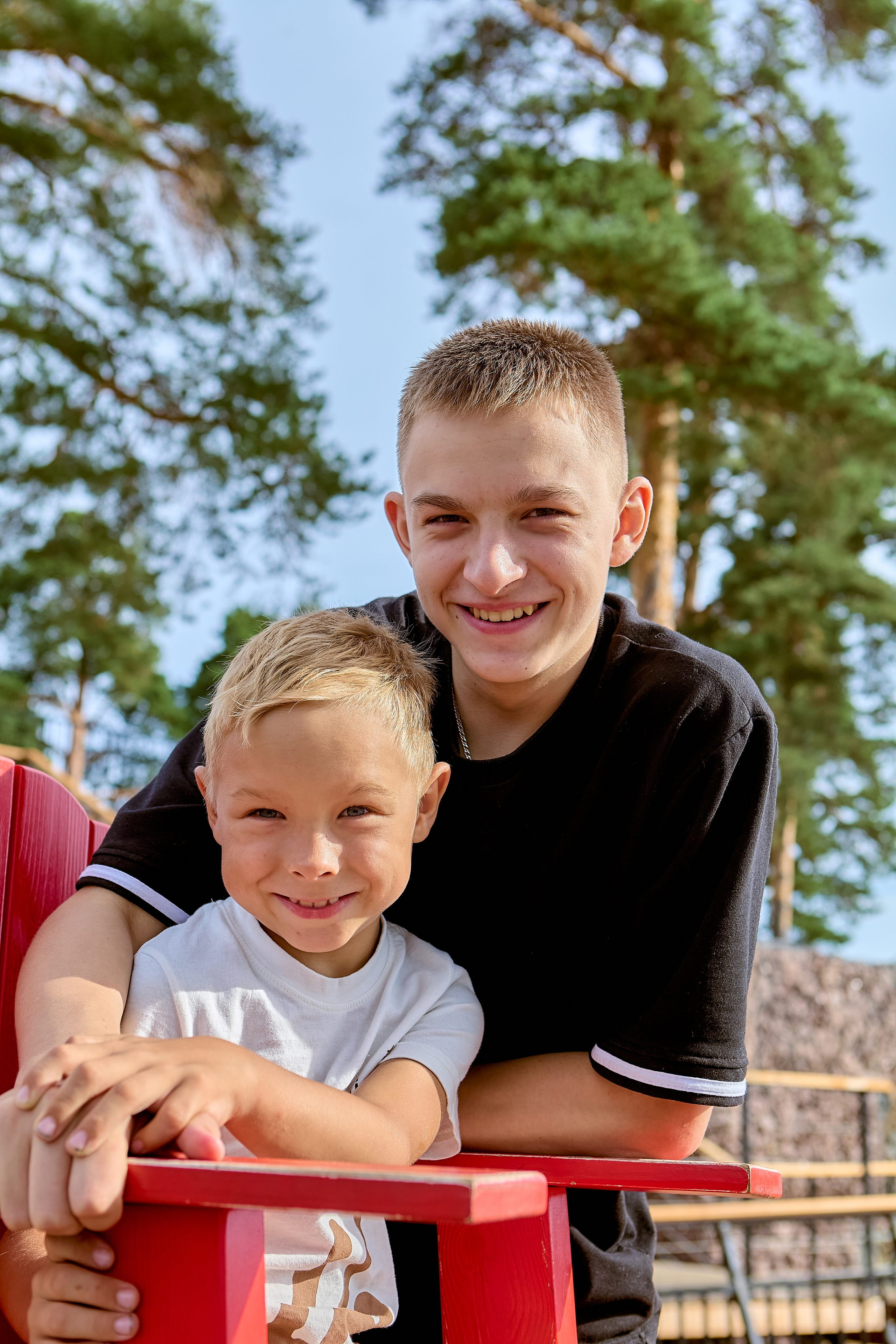 Семейная прогулка летом на озере