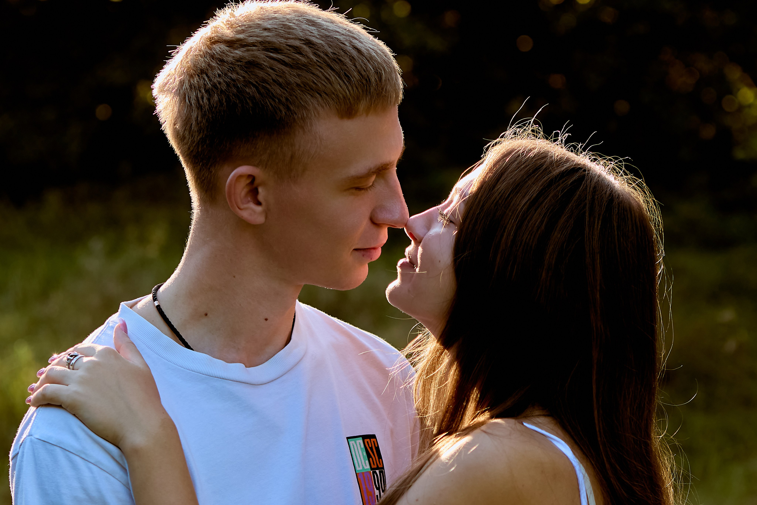 Вдвоем на вечерней прогулке в роще Дзржинске