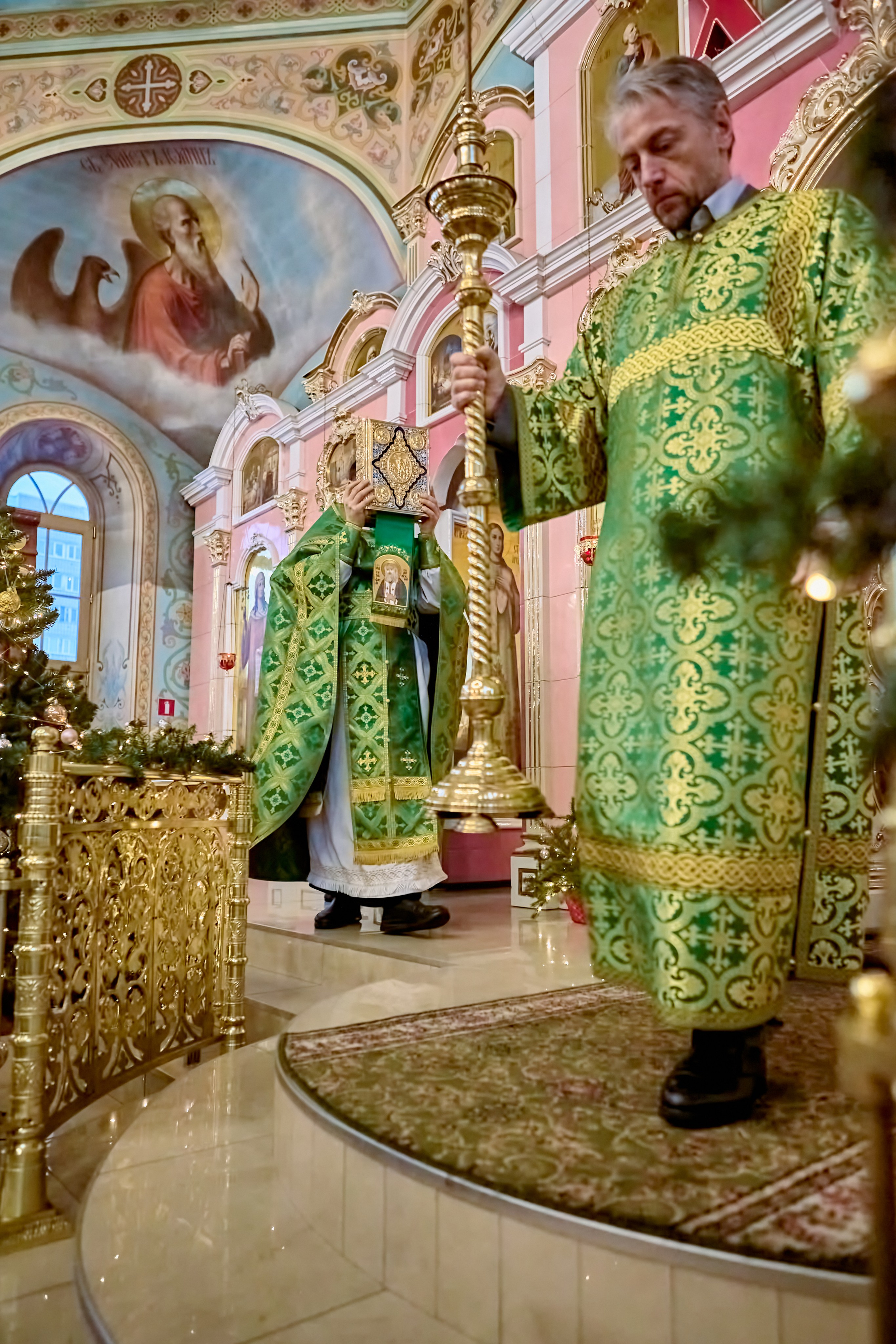 Литургия выход со свечой и Евангелием