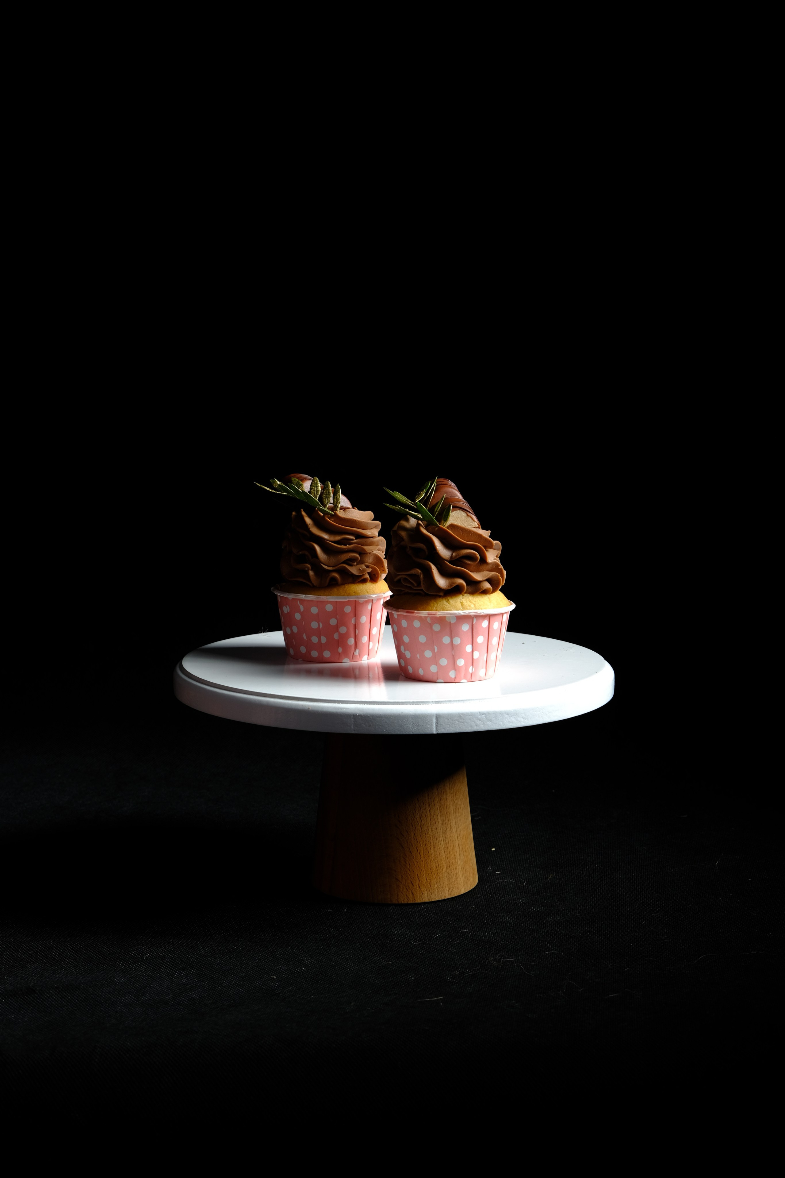 «Меренговый рулет с малиновой прослойкой и свежими ягодами».