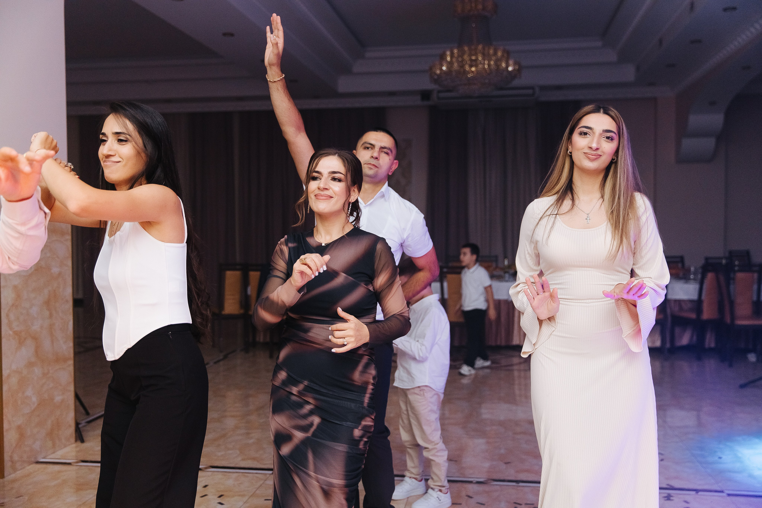 Ани и Назели. 35&5 День рождения, «Янтарь». Фотограф в Красноярске Надежда Воскресенская