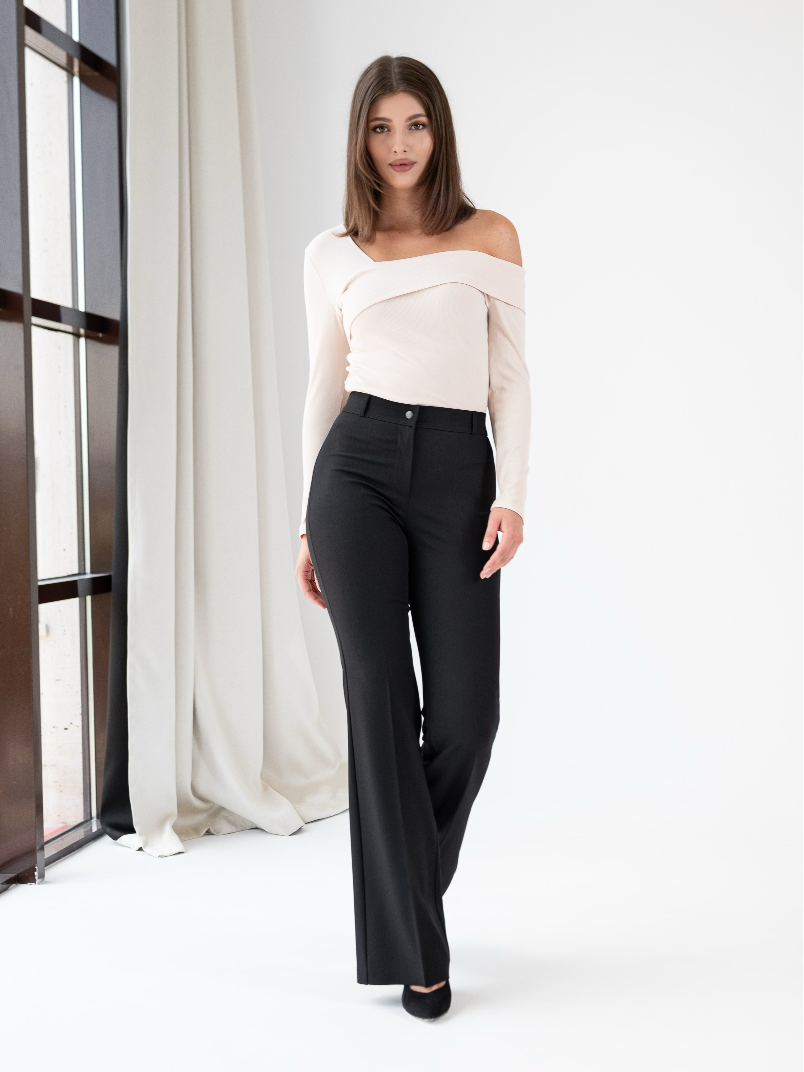 Классические брюки + белый фон+интерьер. Предметный фотограф, фото для маркетплейсов Пятигорск, КМВ