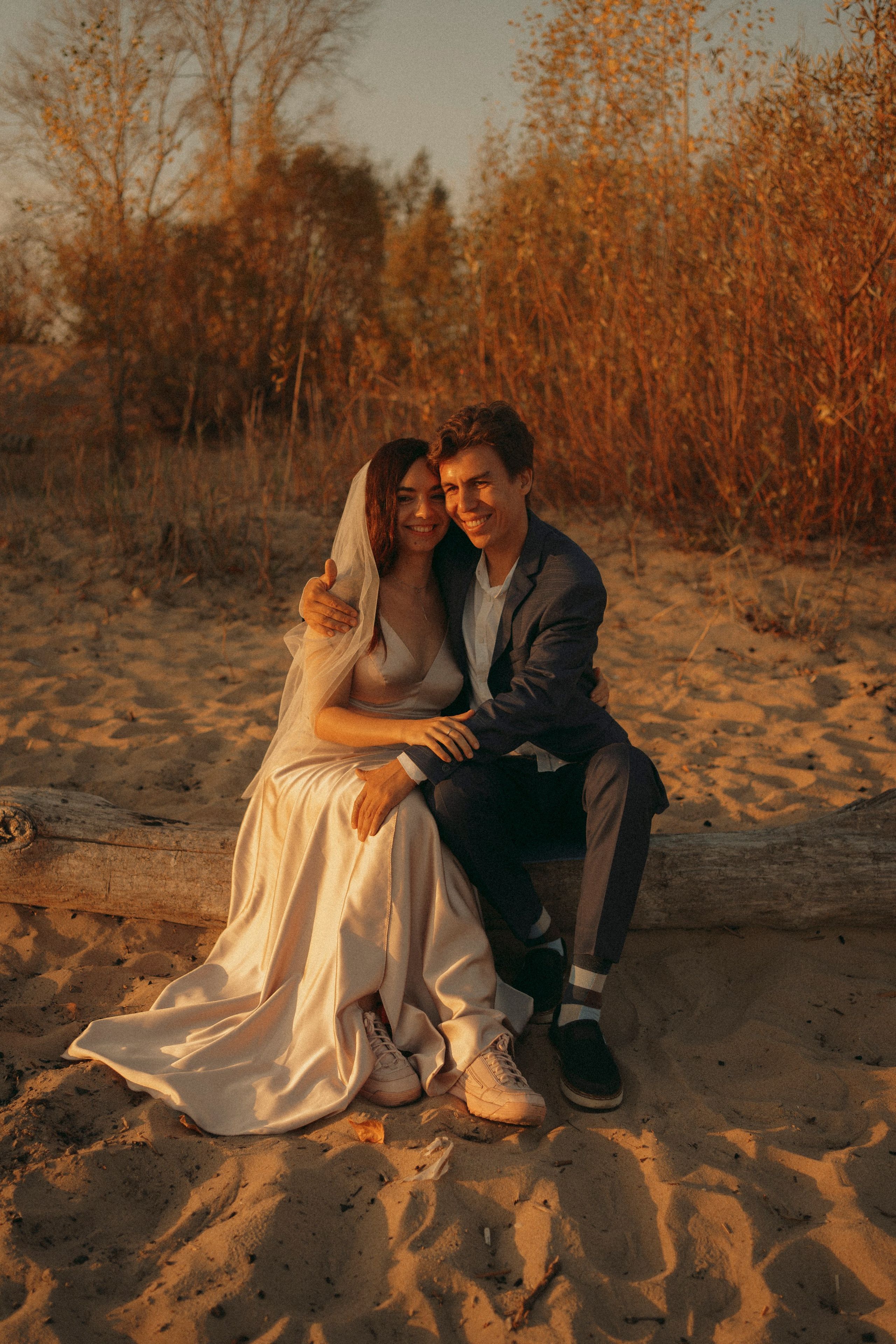 Love Story в свадебных нарядах на берегу реки. Портретный фотограф в Казани, Красной Поляне и Сочи Анна Кузнецова