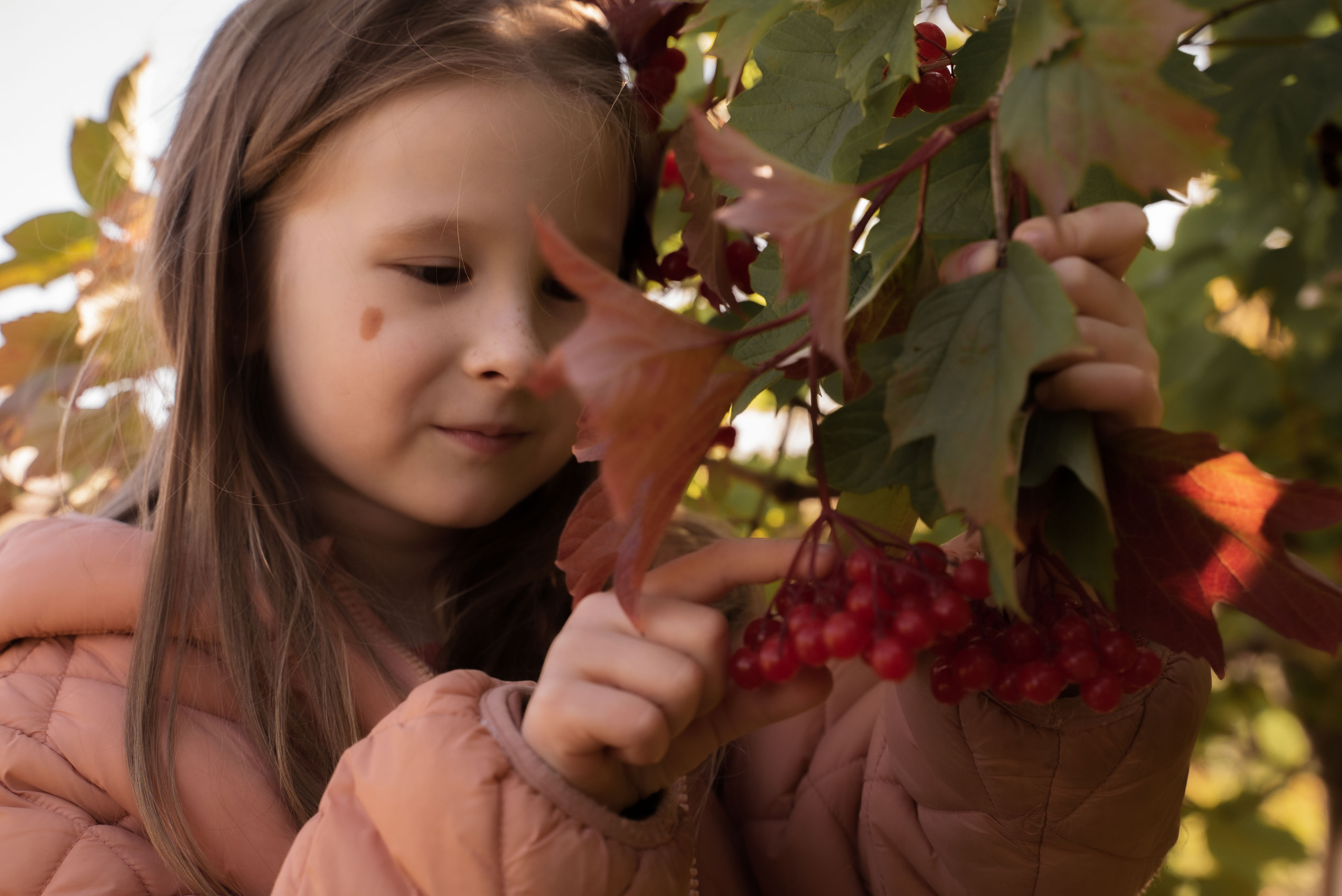 Прогулка мамы с дочкой в парке Зарядье. Видеограф Осинина Татьяна — видеосъемка в Москве
