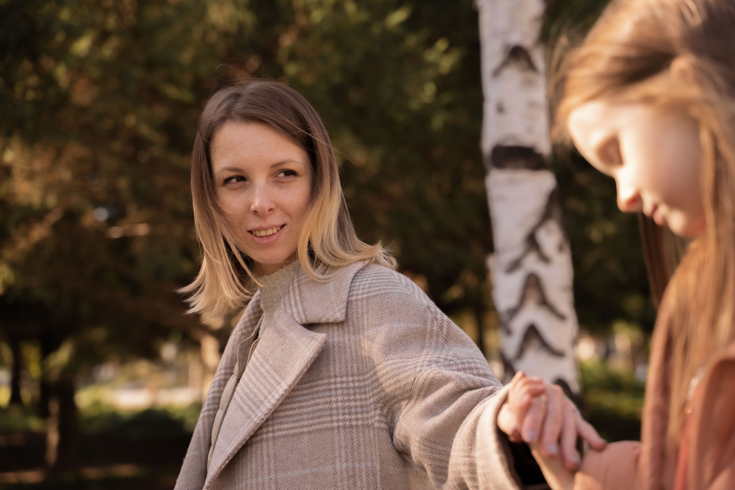 Прогулка мамы с дочкой в парке Зарядье. Видеограф Осинина Татьяна — видеосъемка в Москве