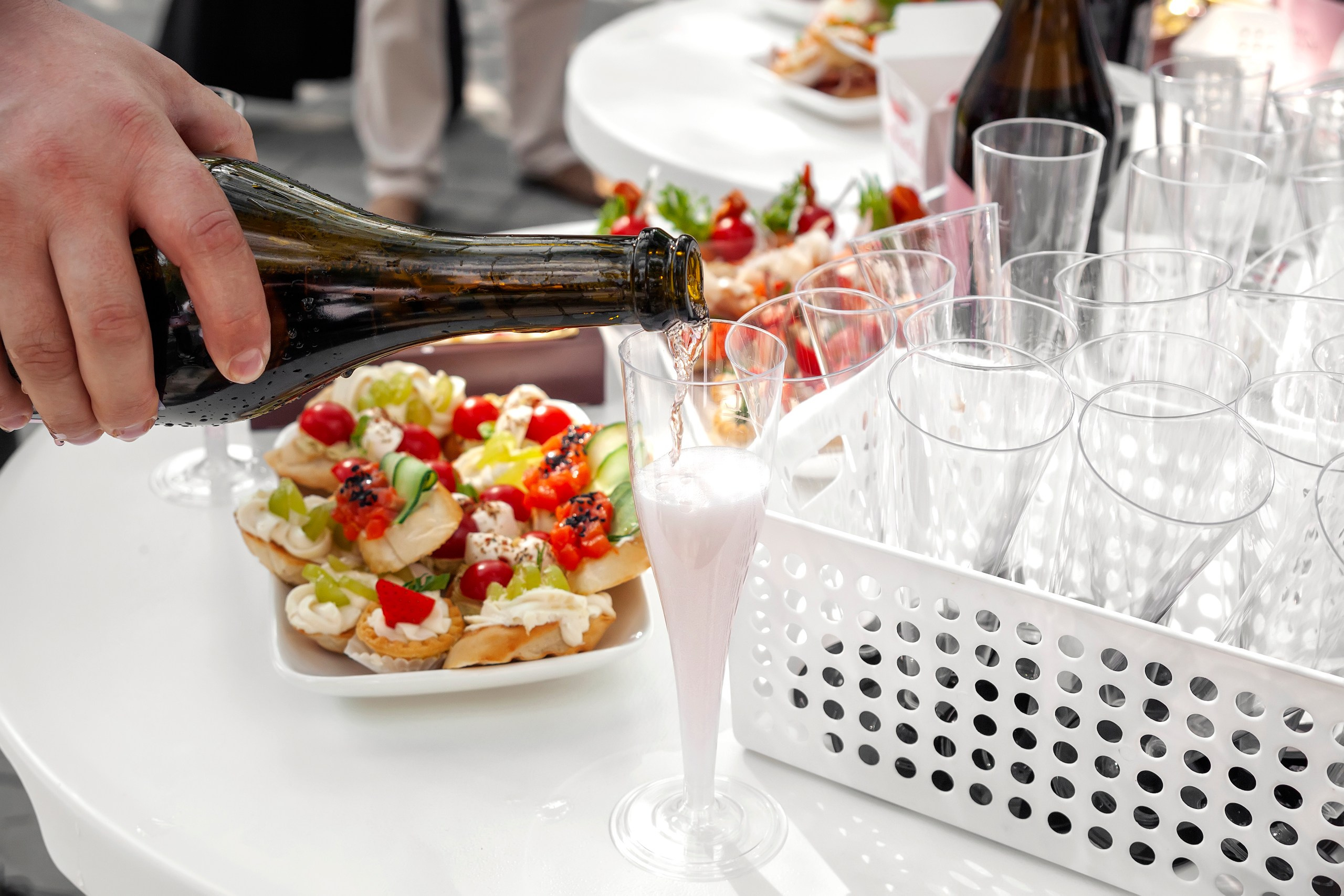 Сервировка фуршетного стола крупным планом