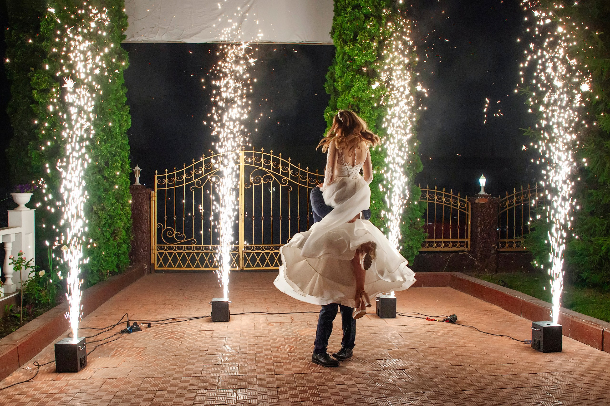 Жених крутит невесту на фоне холодных фонтанов