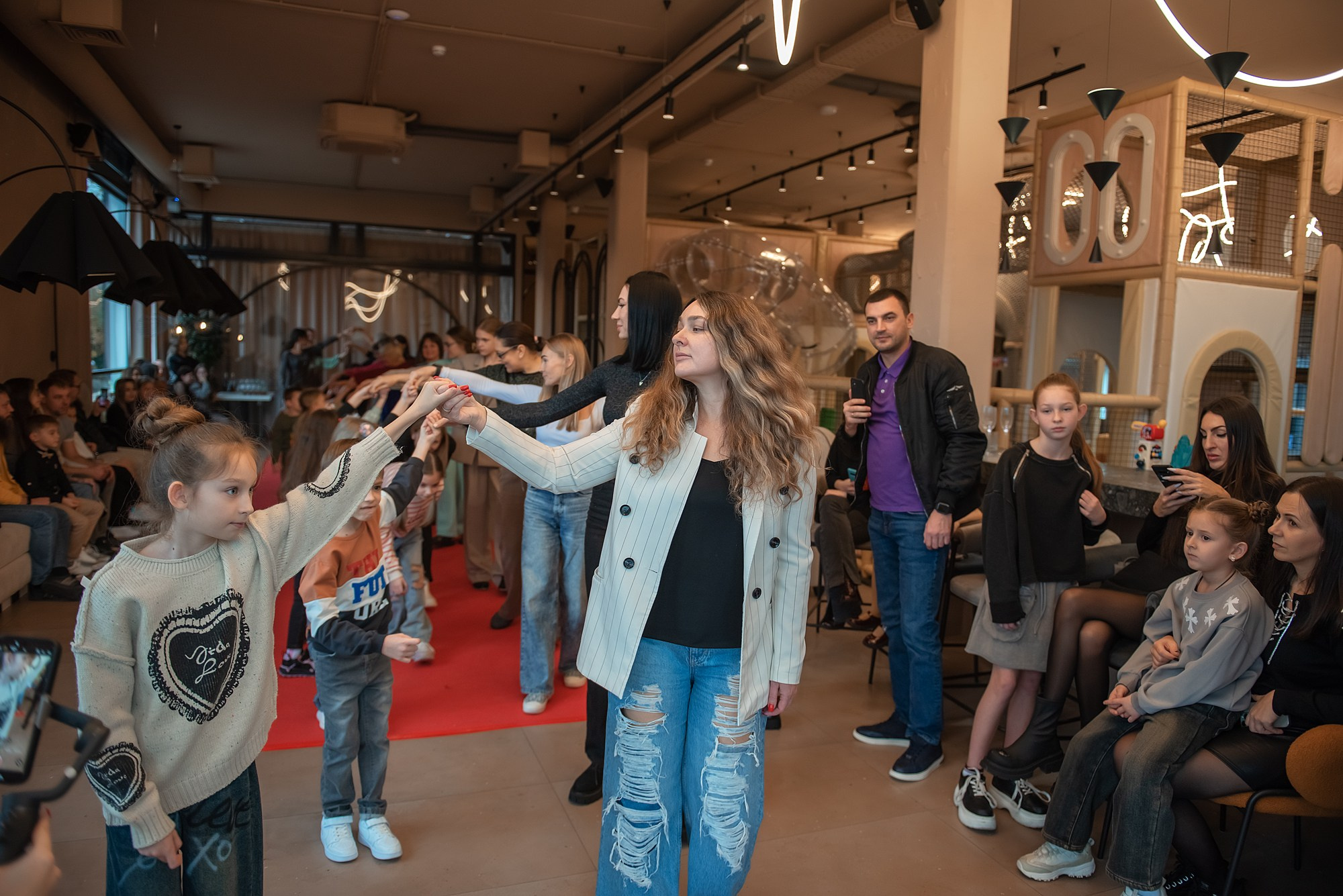 HAPPYkids дефиле в день мамы. Семейный и коммерческий фотограф в Сочи Александр Бодунов