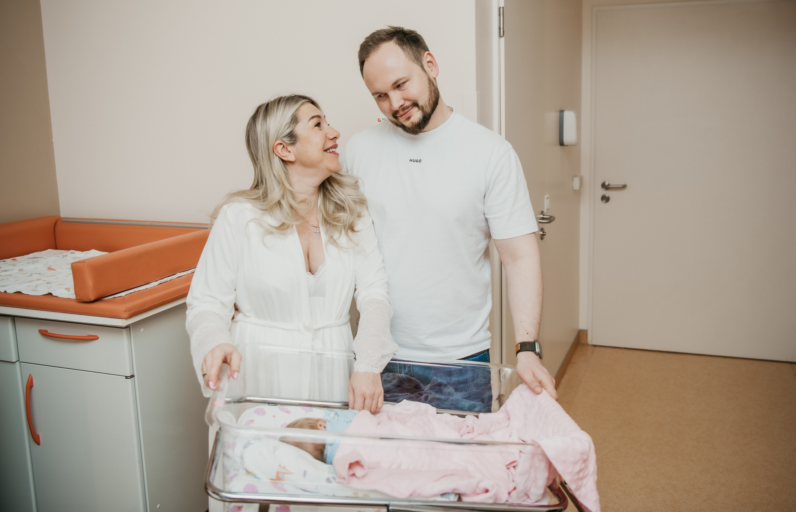 Выписка малышки. Мать и дитя на Севастопольском. Фотограф на выписку из роддома в Москве и МО