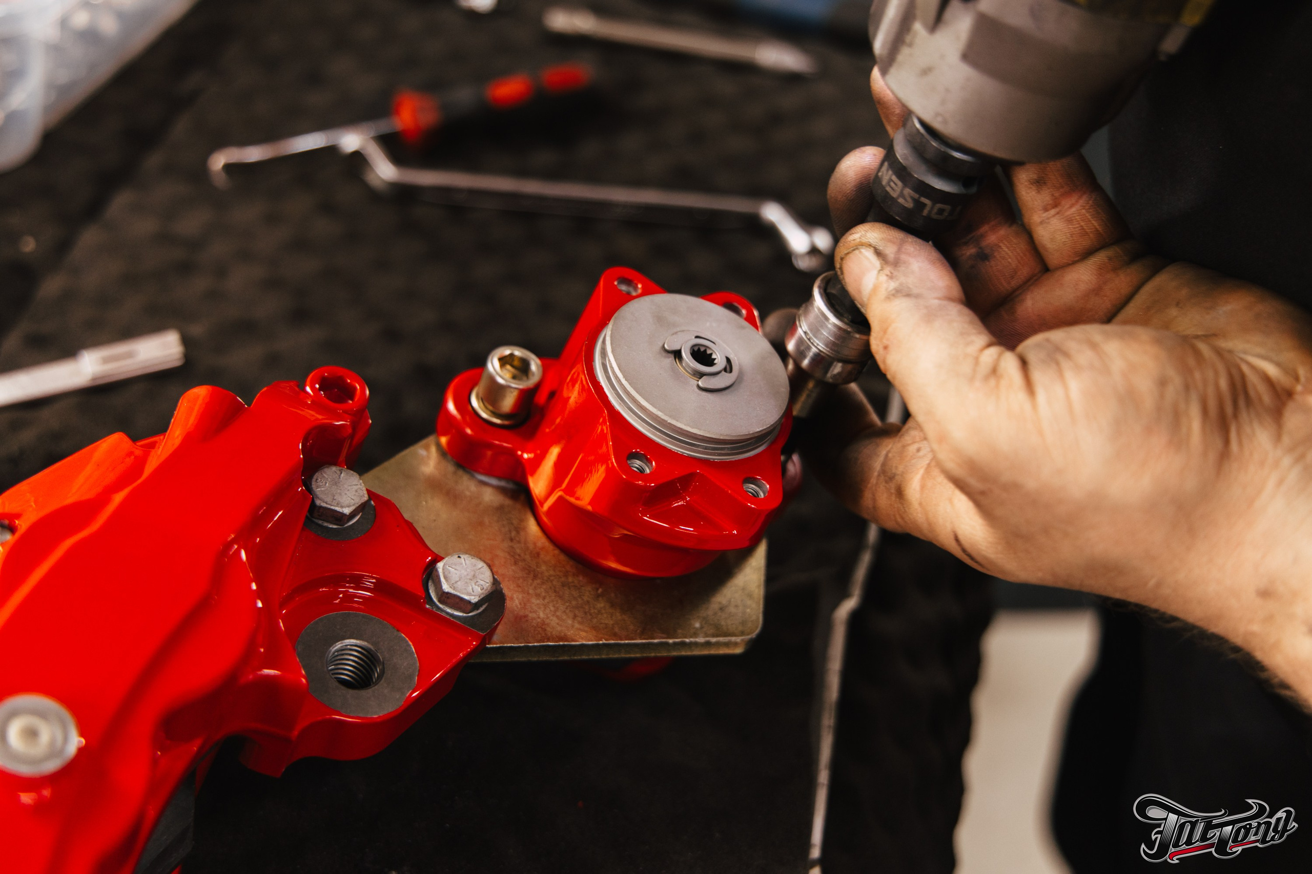 Суппорта Wilwood окрас в красный с нанесением логотипа. DeLorein