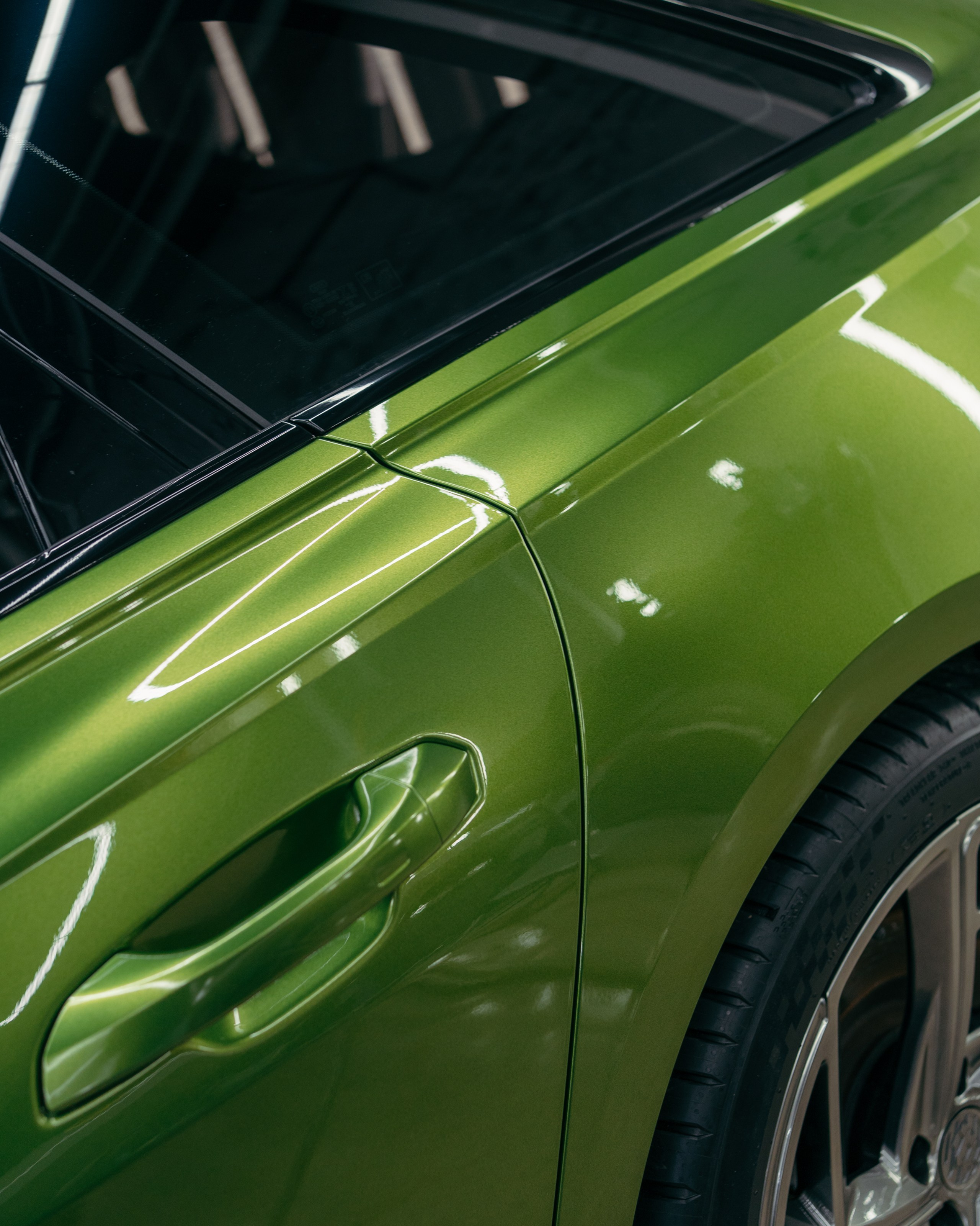 Audi A6 2 раза поменяла цвет, оклейка с проемами в зеленый и преклейка в серый. DeLorein