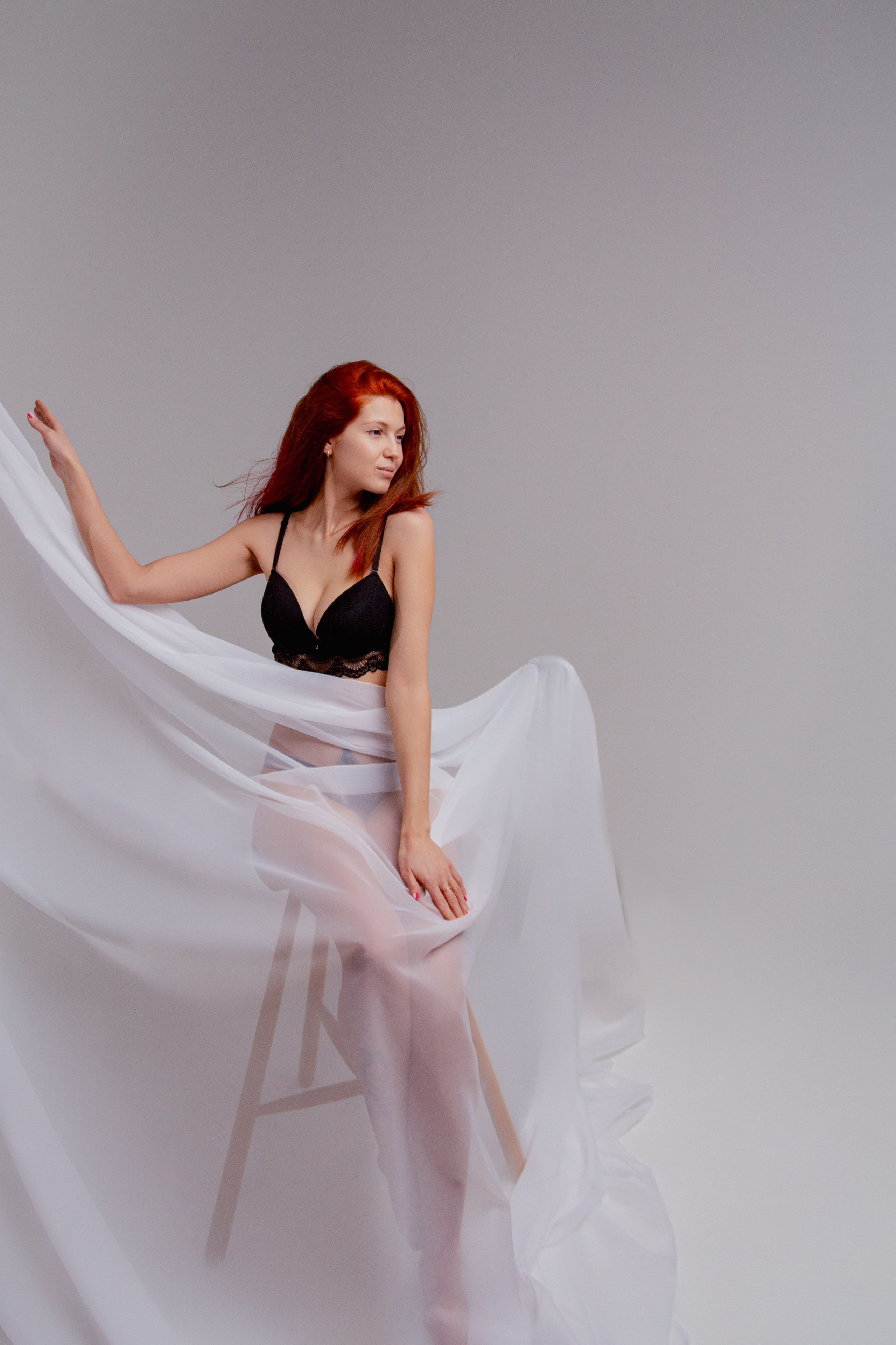 Индивидуальный портретный фотограф в СПб и Лен. обл. Портретные фотосессии, студийные сьемки, планерные съемки, семейные фотосессии, love-story. Санкт-Петербург и Ленинградская обл. Индивидуальная портретная фотосессия. Фотостудия Beverly Hills. прекрасная девушка в ткани