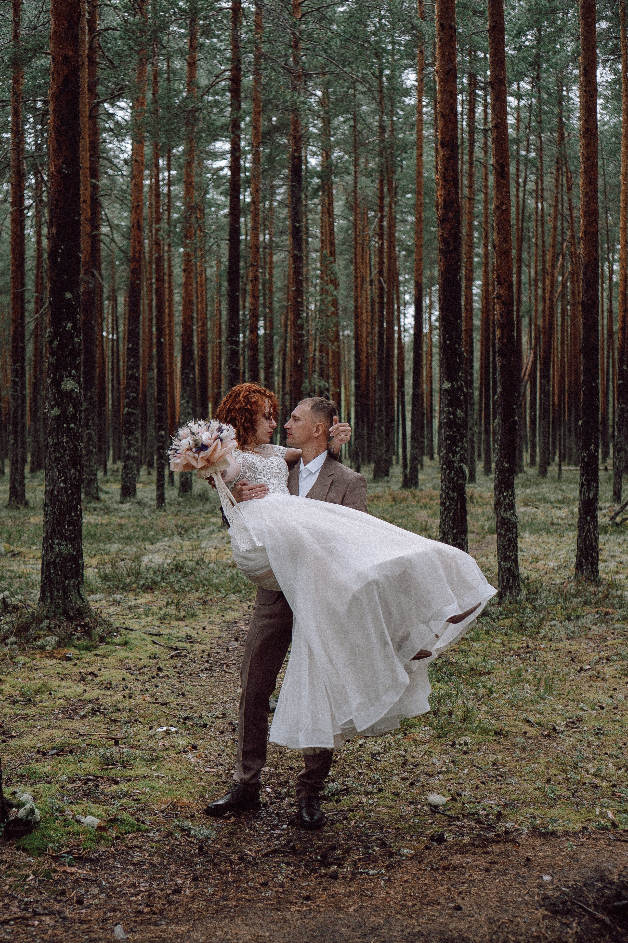 СВАДЕБНАЯ ФОТОСЕССИИЯ ПАРЫ В ГОРОДЕ ПРИОЗЕРСК В СОСНОВОМ ЛЕСУ И С ПИКАПОМ. Профессиональный фотограф, Санкт-Петербург — Виктория Богомолова