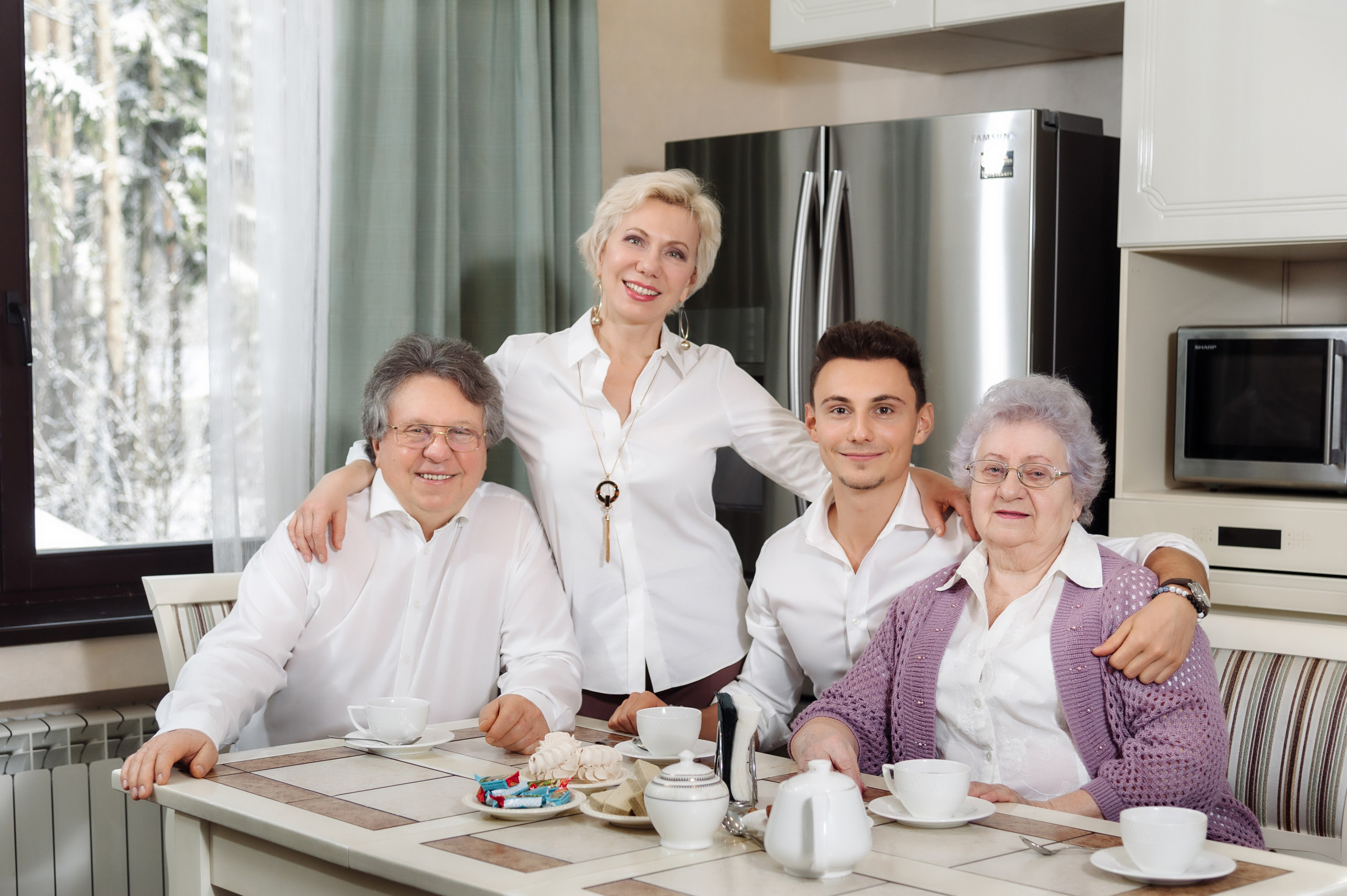 Общие увлечения на семейной фотосессии дома. Семейный фотограф в Москве Елена Снегирева