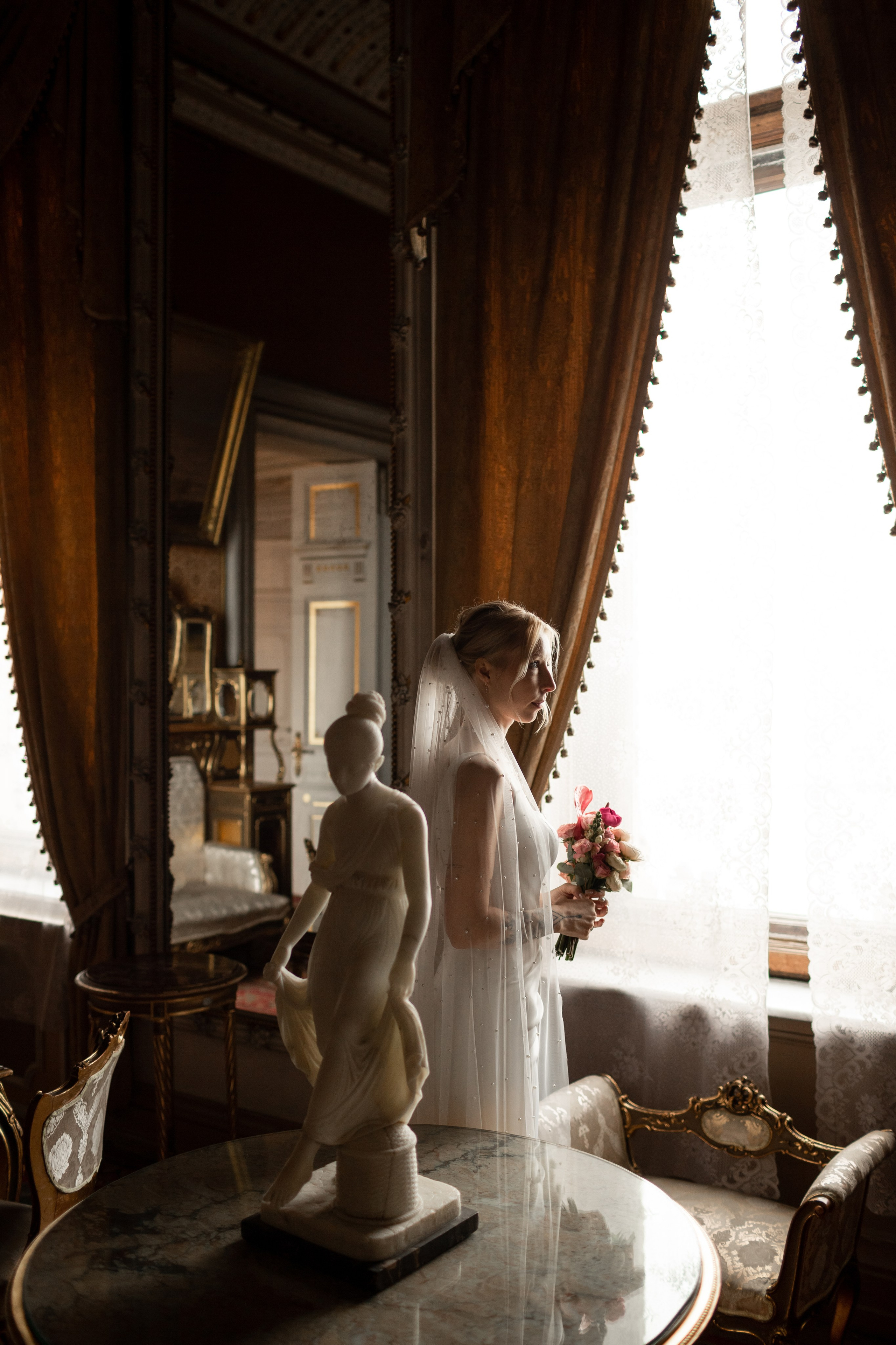 Свадебная фотосессия во дворцах Петербурга. Свадебный фотограф Кирилл Белый