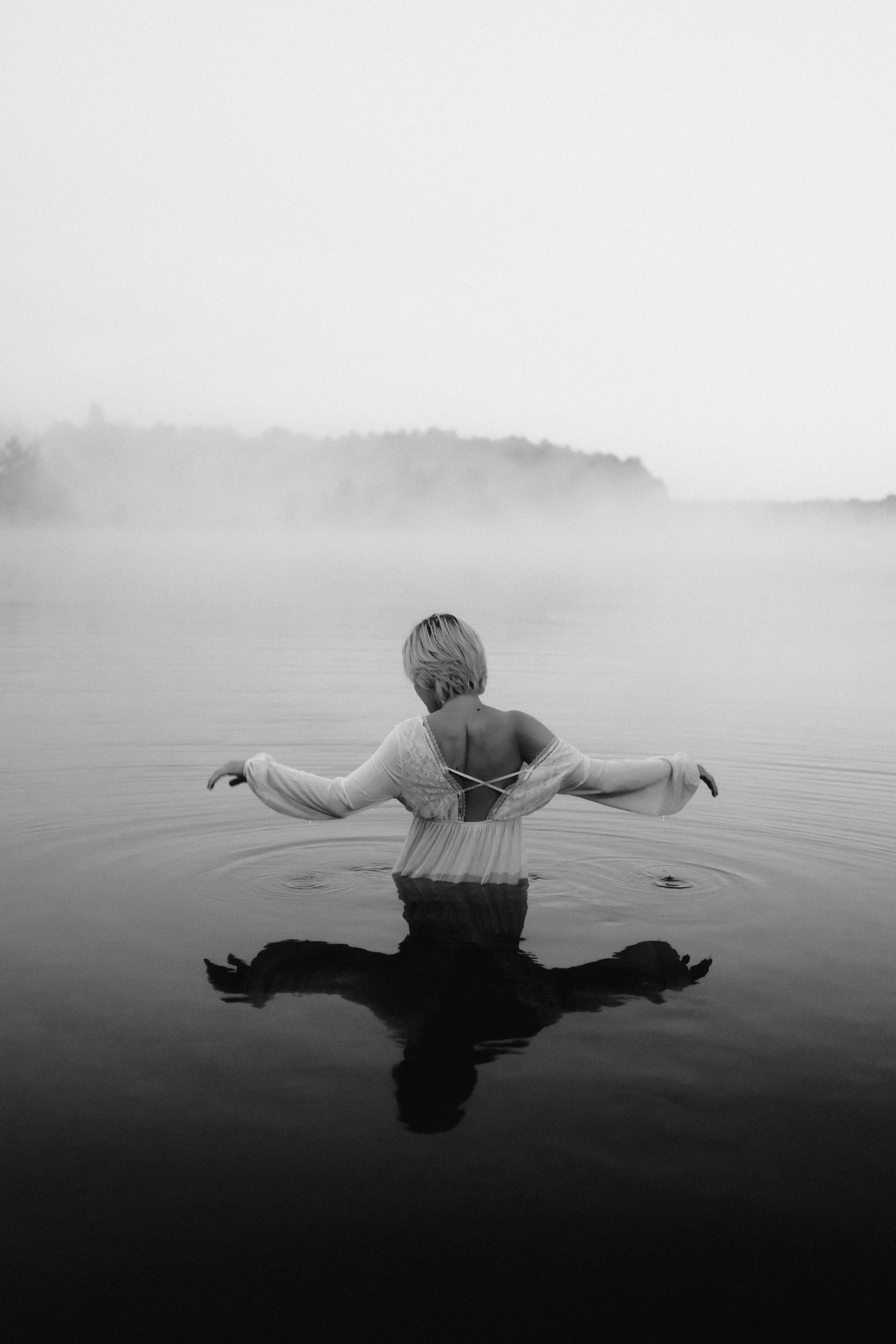 Портрет девушки в озере