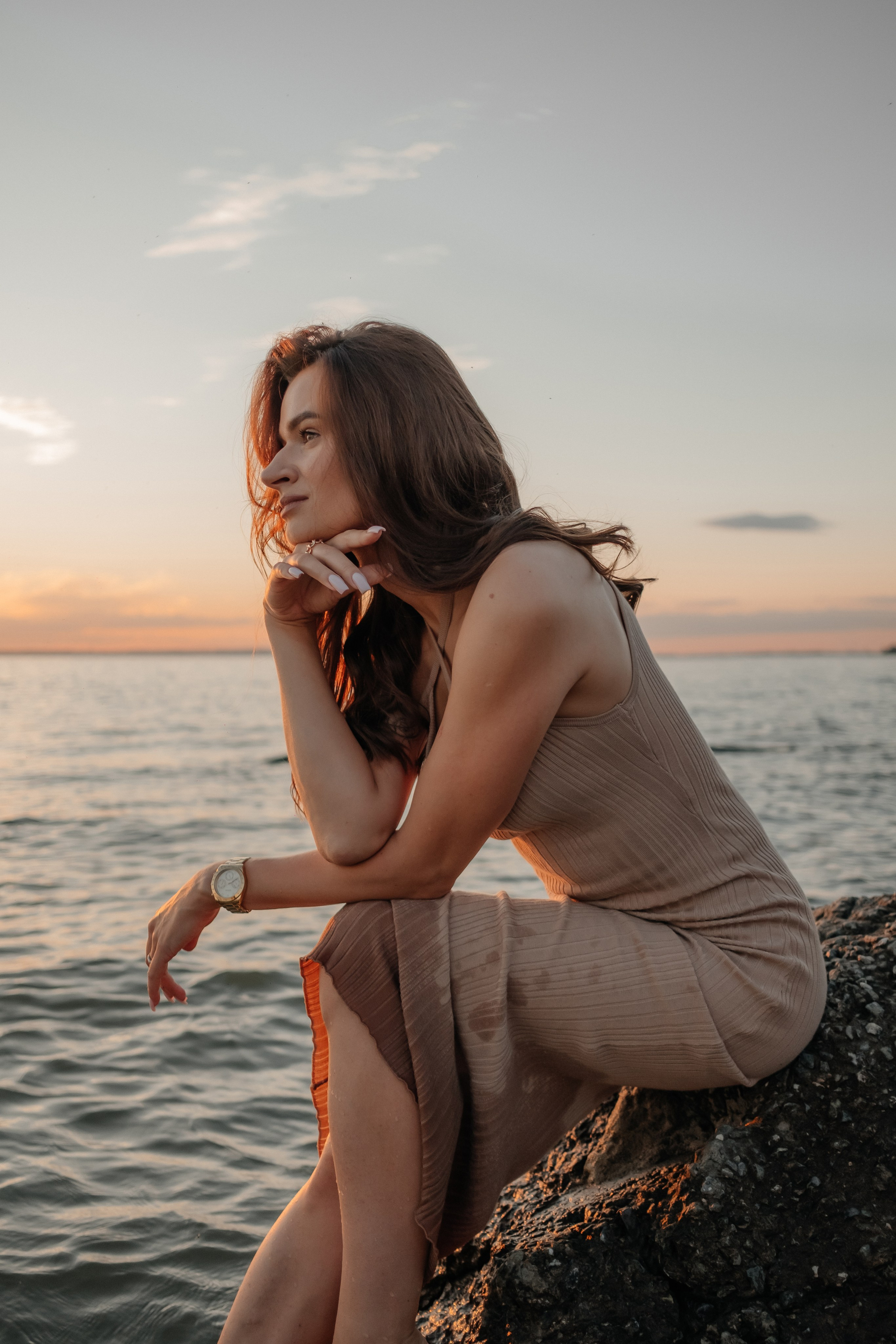 Катя с дочками на берегу. Фотограф в Новосибирске Диана Ильиных