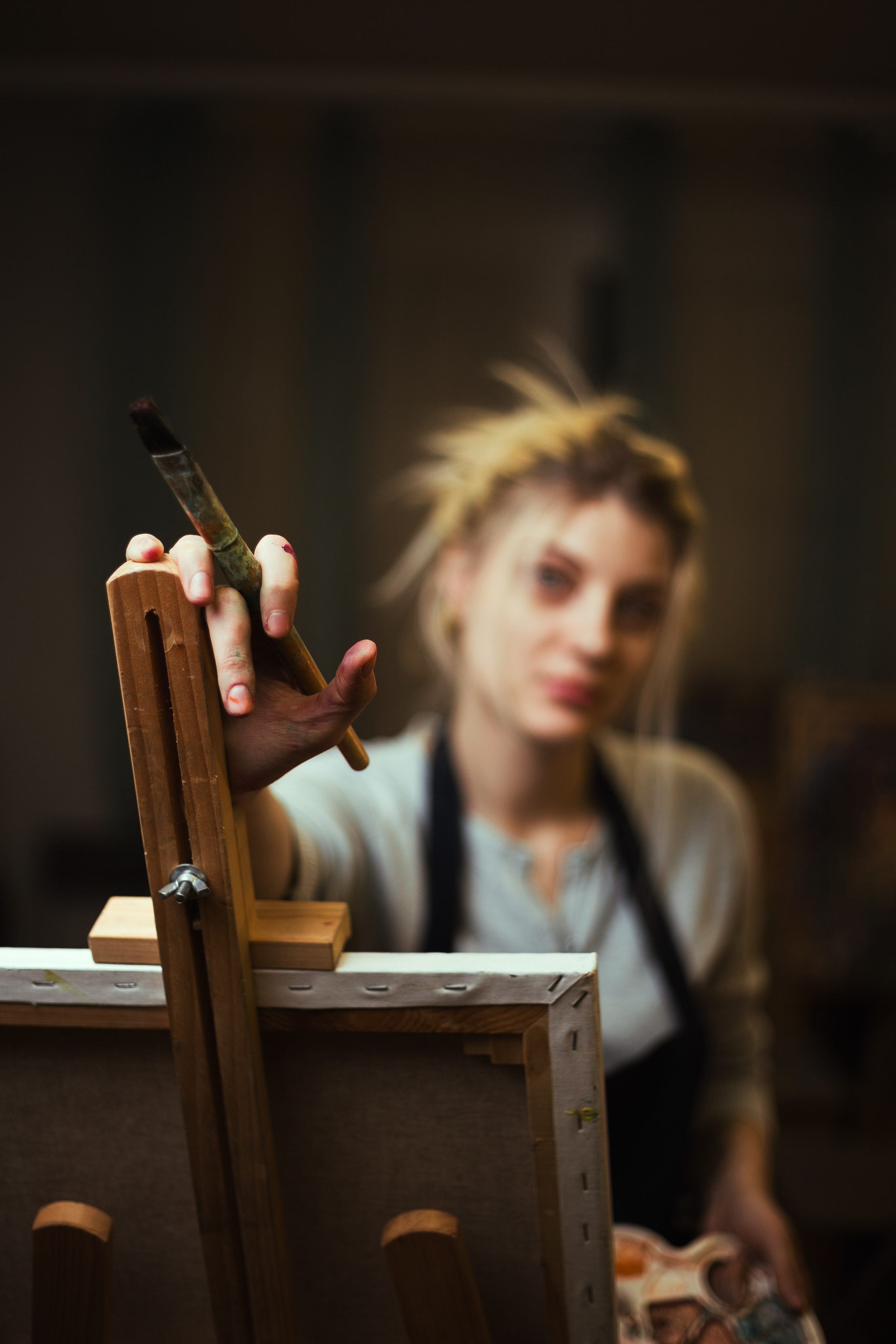 Погрузитесь в мир искусства: девушка рисует в студии, окруженная красками и кистями. Эмоциональные и вдохновляющие моменты, запечатленные в фотографиях. Откройте для себя атмосферу творчества и искусства в нашем альбоме 'Художественная атмосфера'. Девушка, Красивая дувушка, Красотка, Хужожесвенная, Художественная сутдия, Мальберт, Рисование, Краски, Фотосессия, Блоднинка, Творческая, Студия, Чудеево, Кофе, Кисти, Акверель, Портрет, Картина, Исскуство, Позирование, 