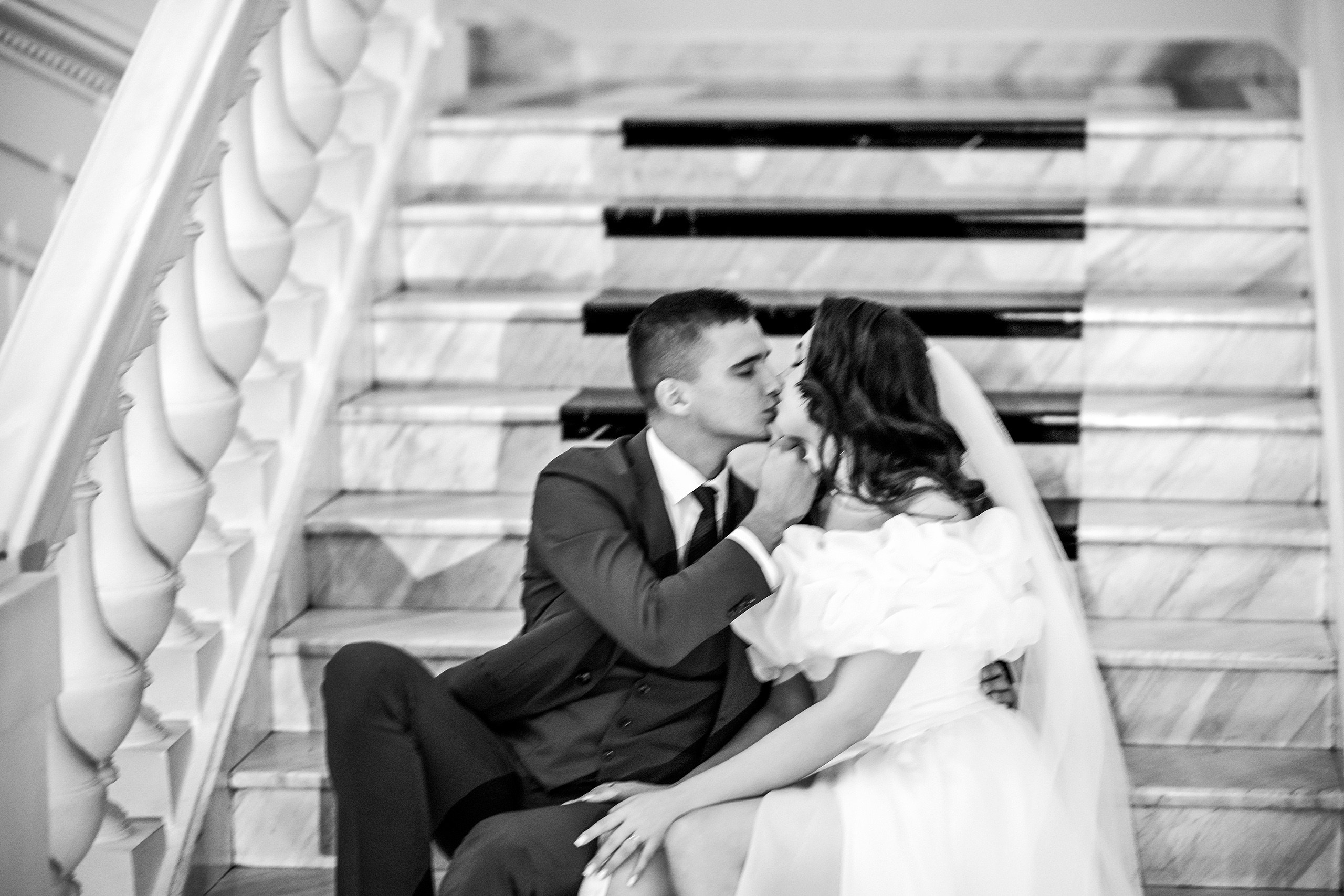 Свадебная фотосессия в Театре Пушкина — идеи и съёмка. 📸 Свадебный и семейный фотограф в Красноярске Тихомиров Евгений | 17 лет опыта | 800+ свадеб