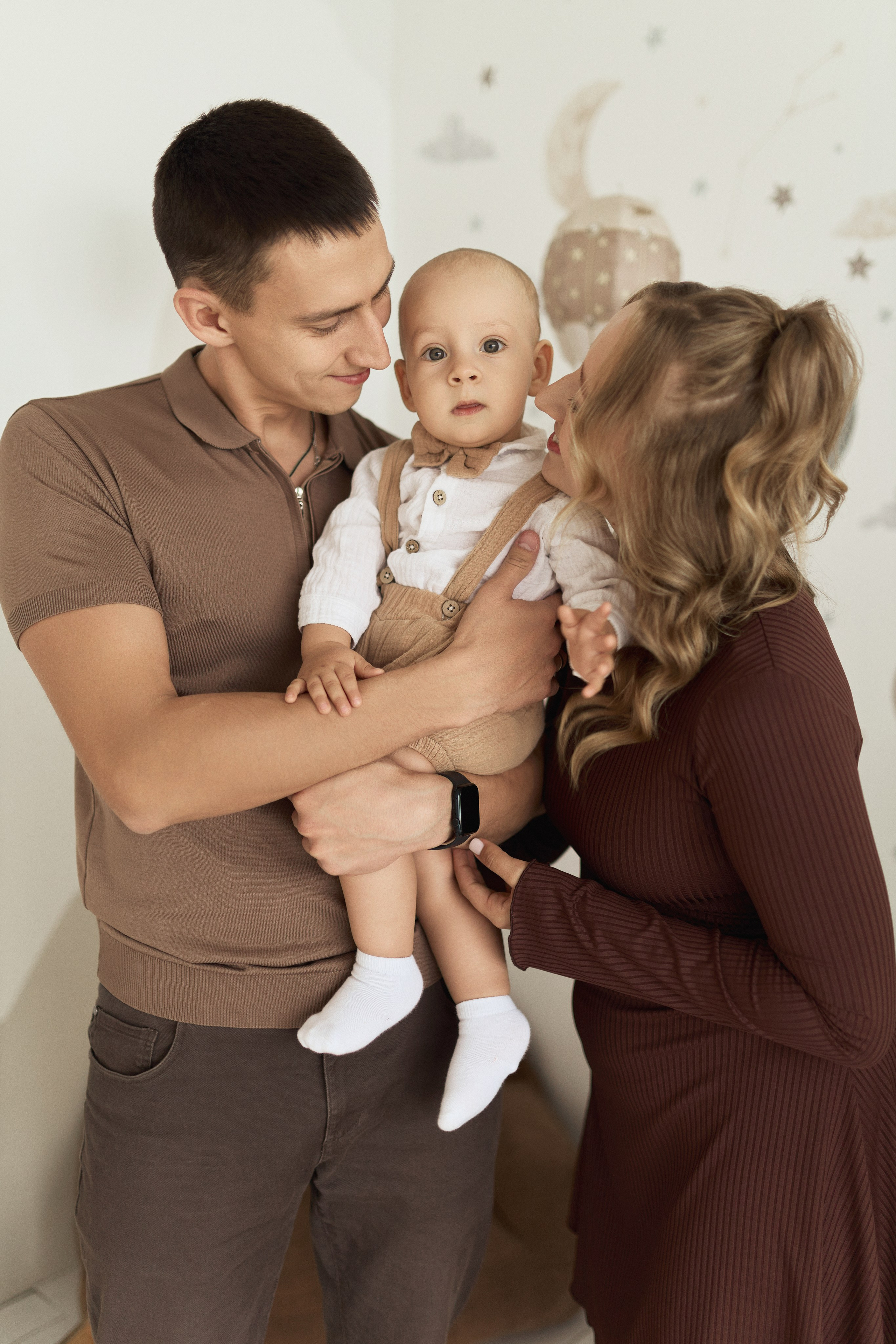 Семейная фотосессия в фотостудии. Алина Каравайцева. Фотограф в городе Барнаул