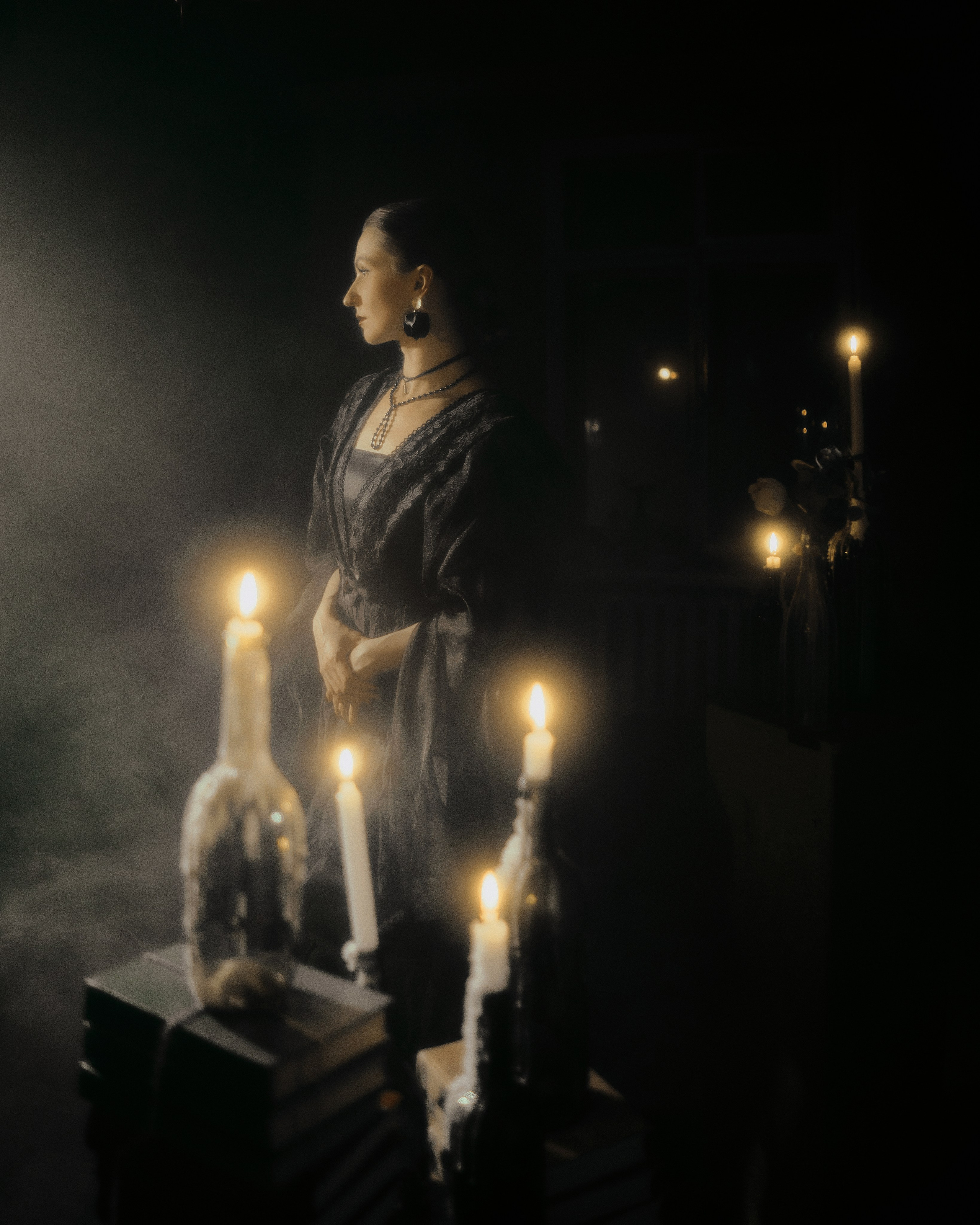 художественная фотосессия: свечи, дым и чёрный образ, нуарный женский портрет в студии, фотограф Москва