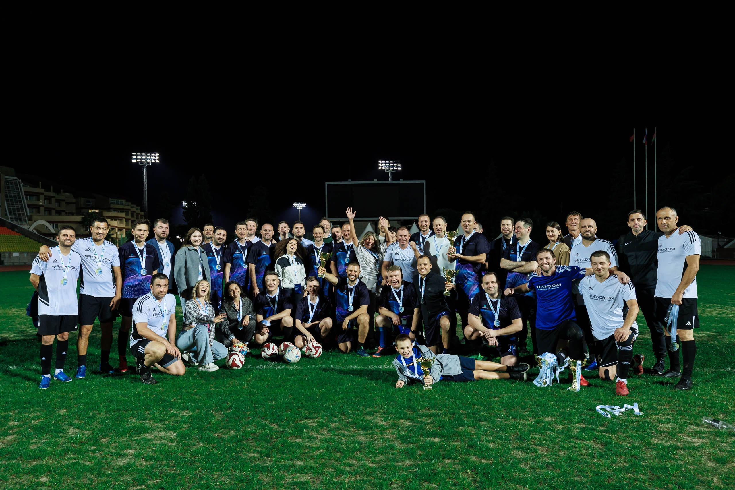 Гости принимают поздравления, улыбки и рукопожатия