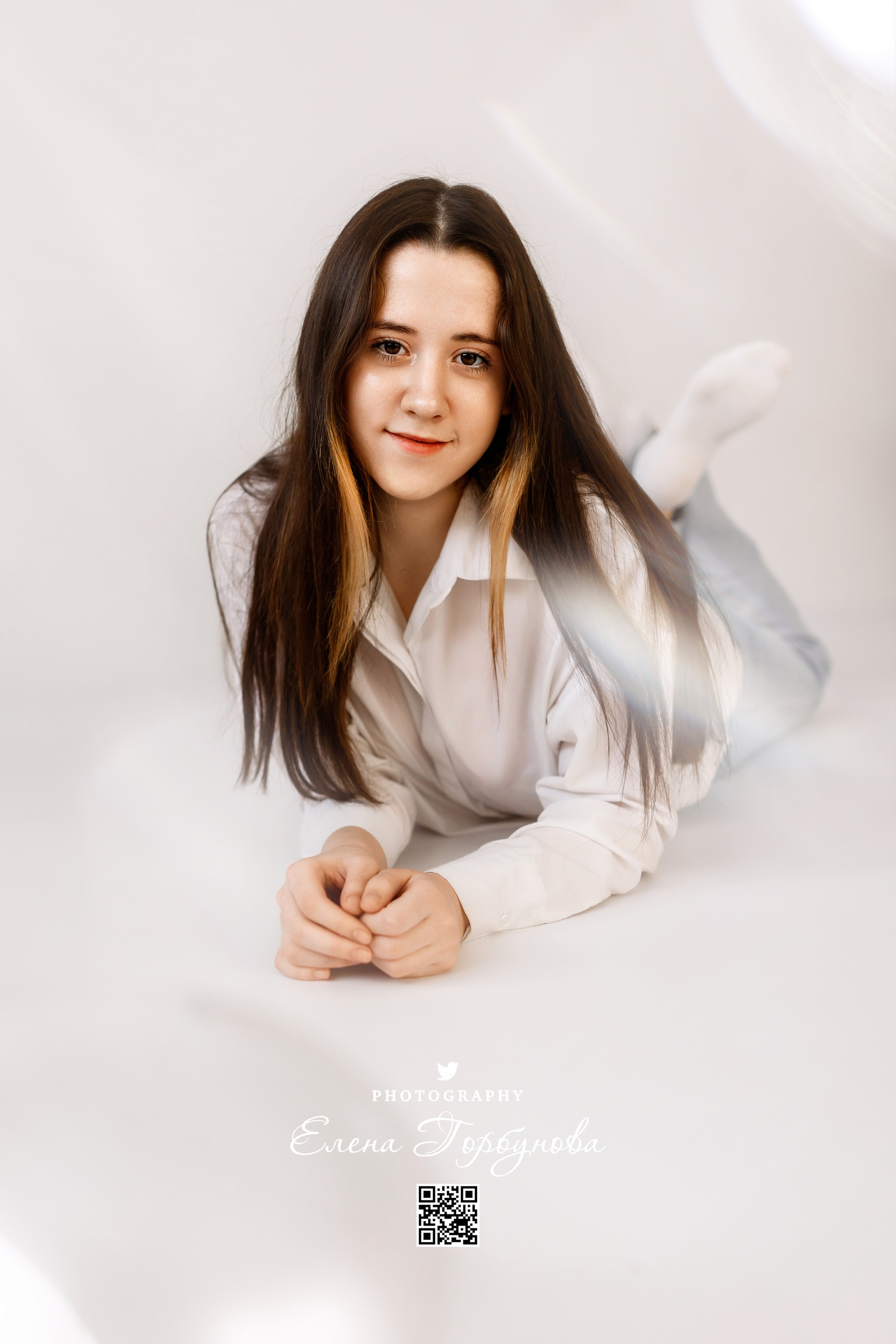 индивидуальная фотосессия в Перми. Девушка в студии на белом фоне в джинсах и рубашке. Лайфстайл.