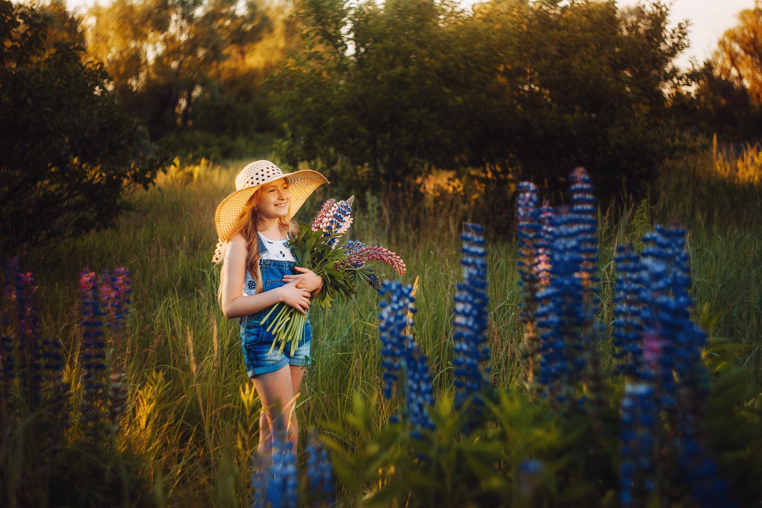 Солнечная Алена в Люпинах. Фотограф Сергей Логинов