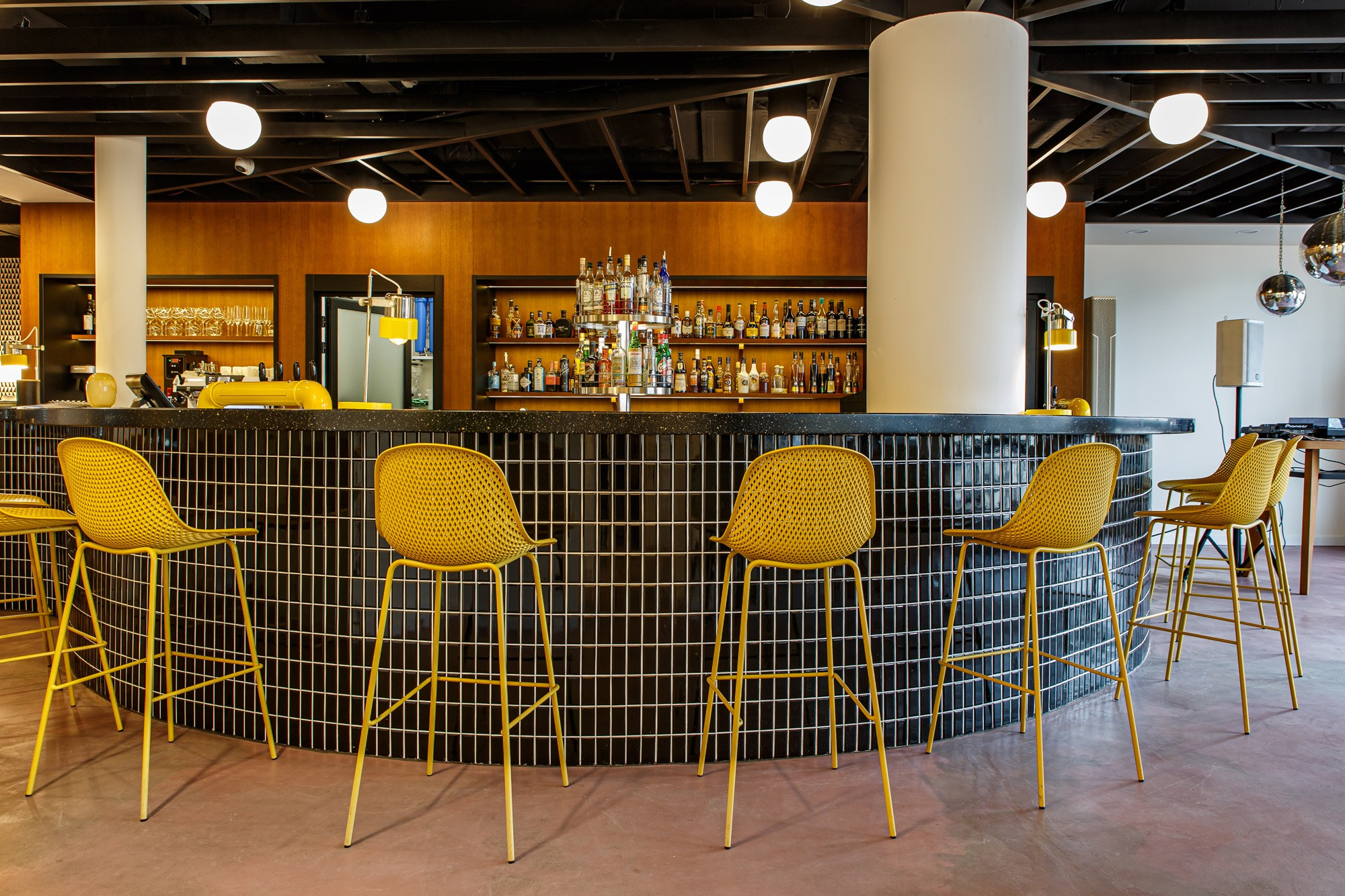 LP Bar. Фотограф Ксения Колесникова. Интерьерная и портретная съемка в Москве