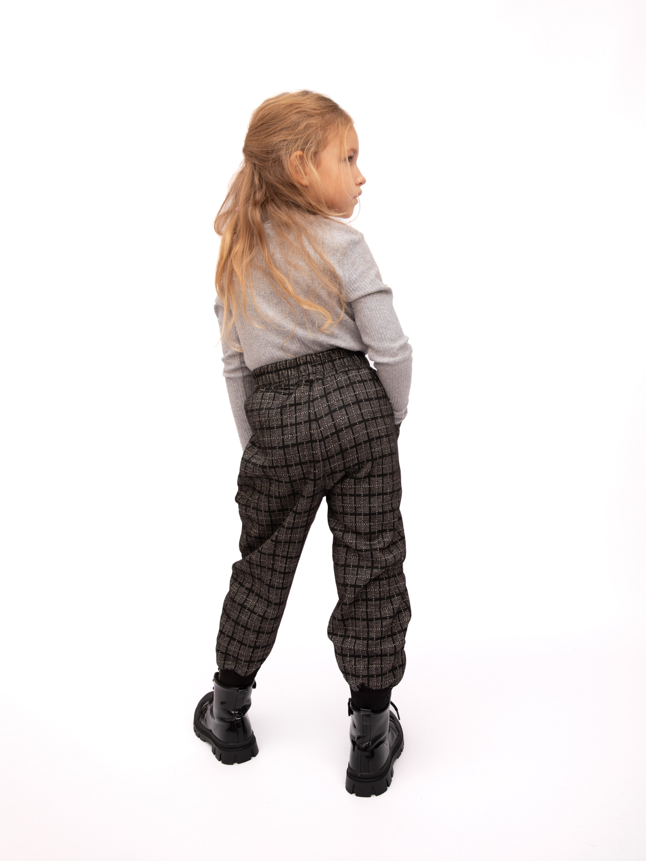 Детские брюки. Фотостудия предметной и модельной съёмки для маркетплейсов