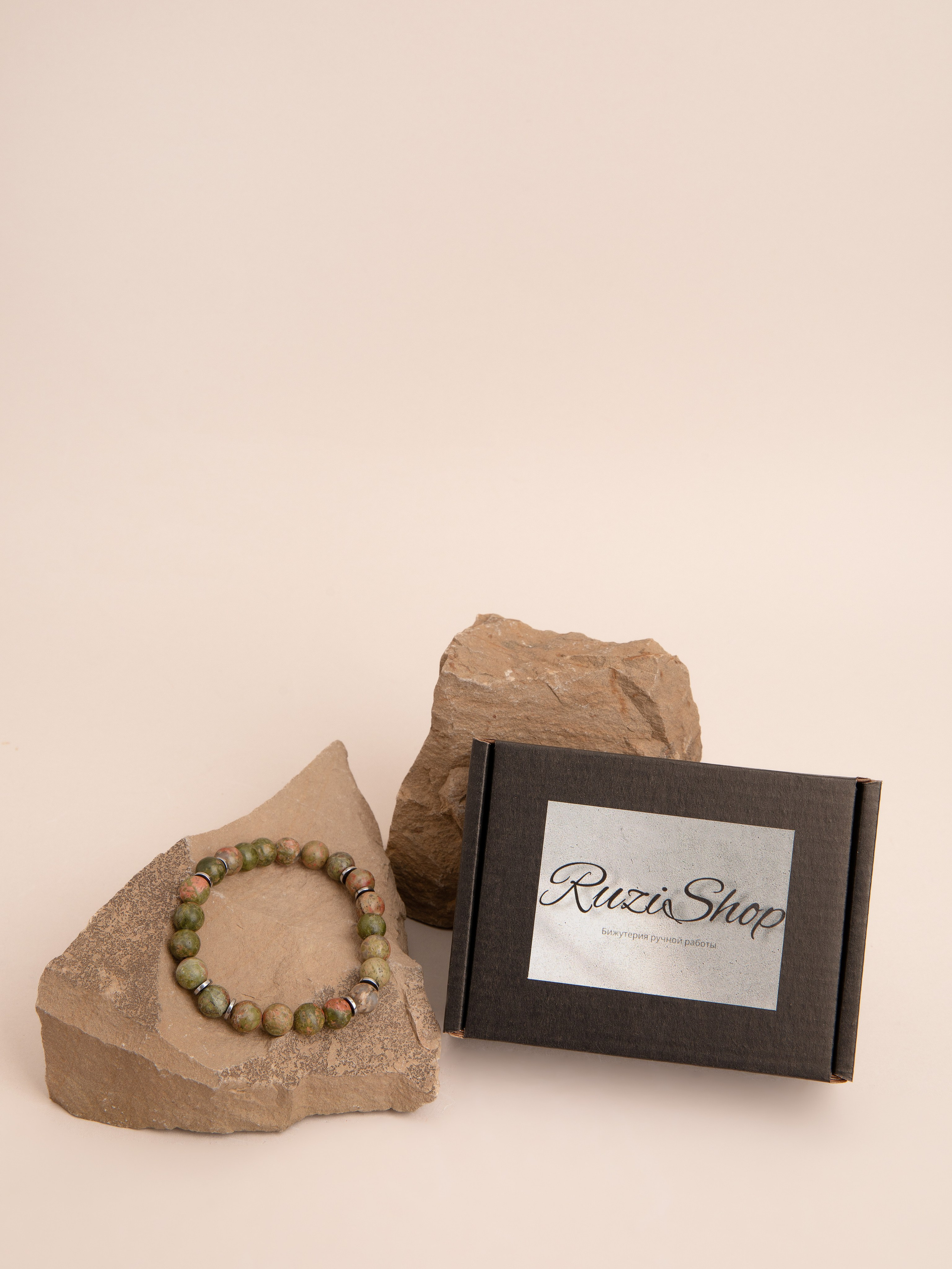 Браслеты ручной работы. Фотостудия предметной и модельной съёмки для маркетплейсов