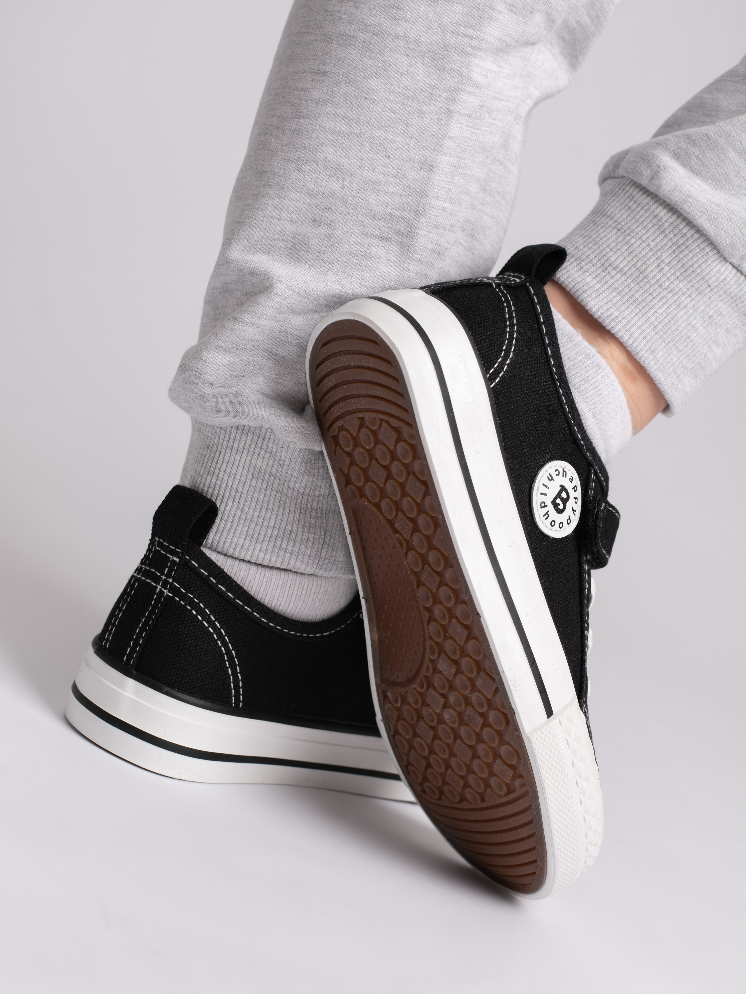 Детские кеды. Фотостудия предметной и модельной съёмки для маркетплейсов