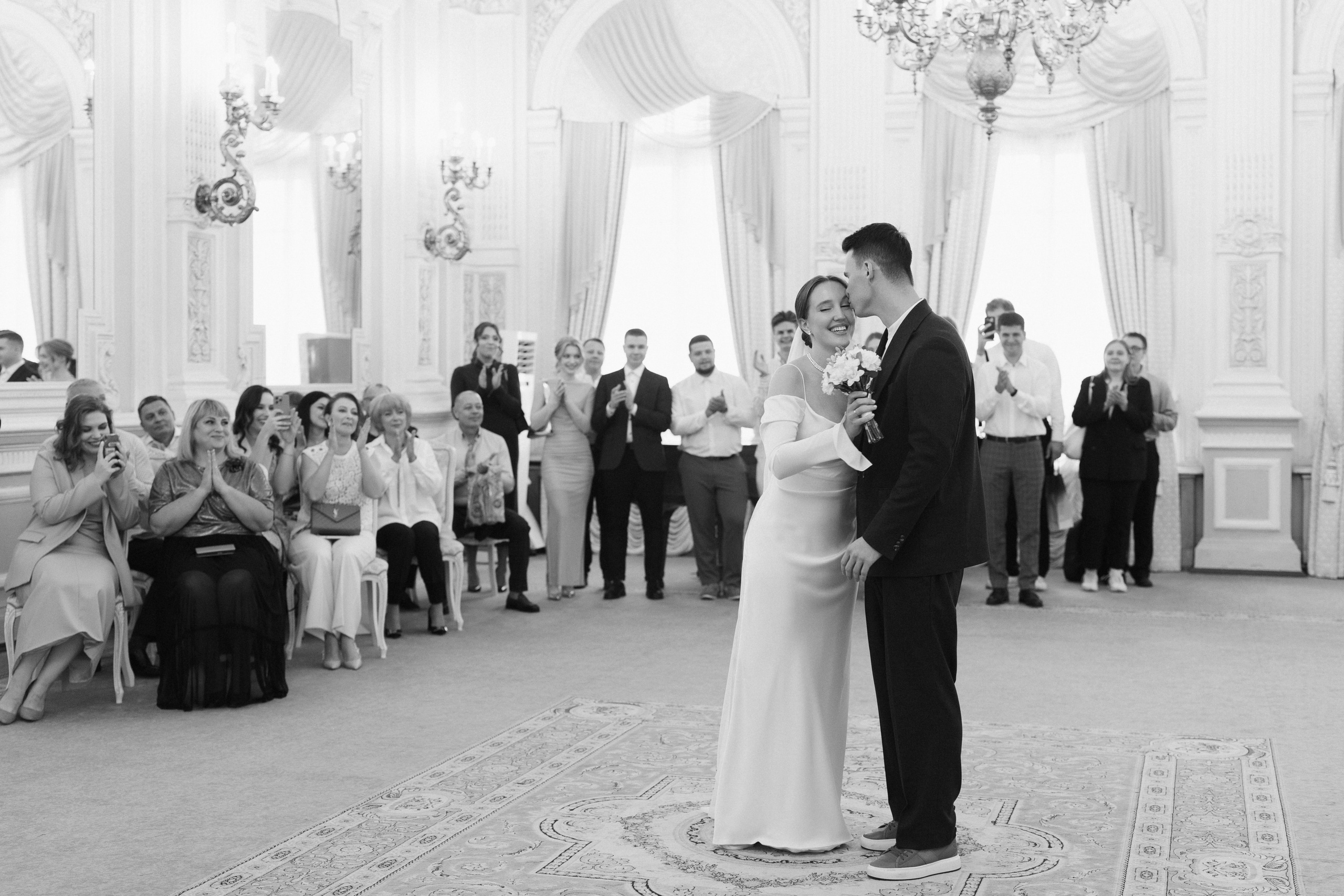 Лёня и Юля. Питер. От утра в отеле до вечеринки в ресторане на заливе. Цифра и плёнка. Свадебный фотограф Катерина Чулкова