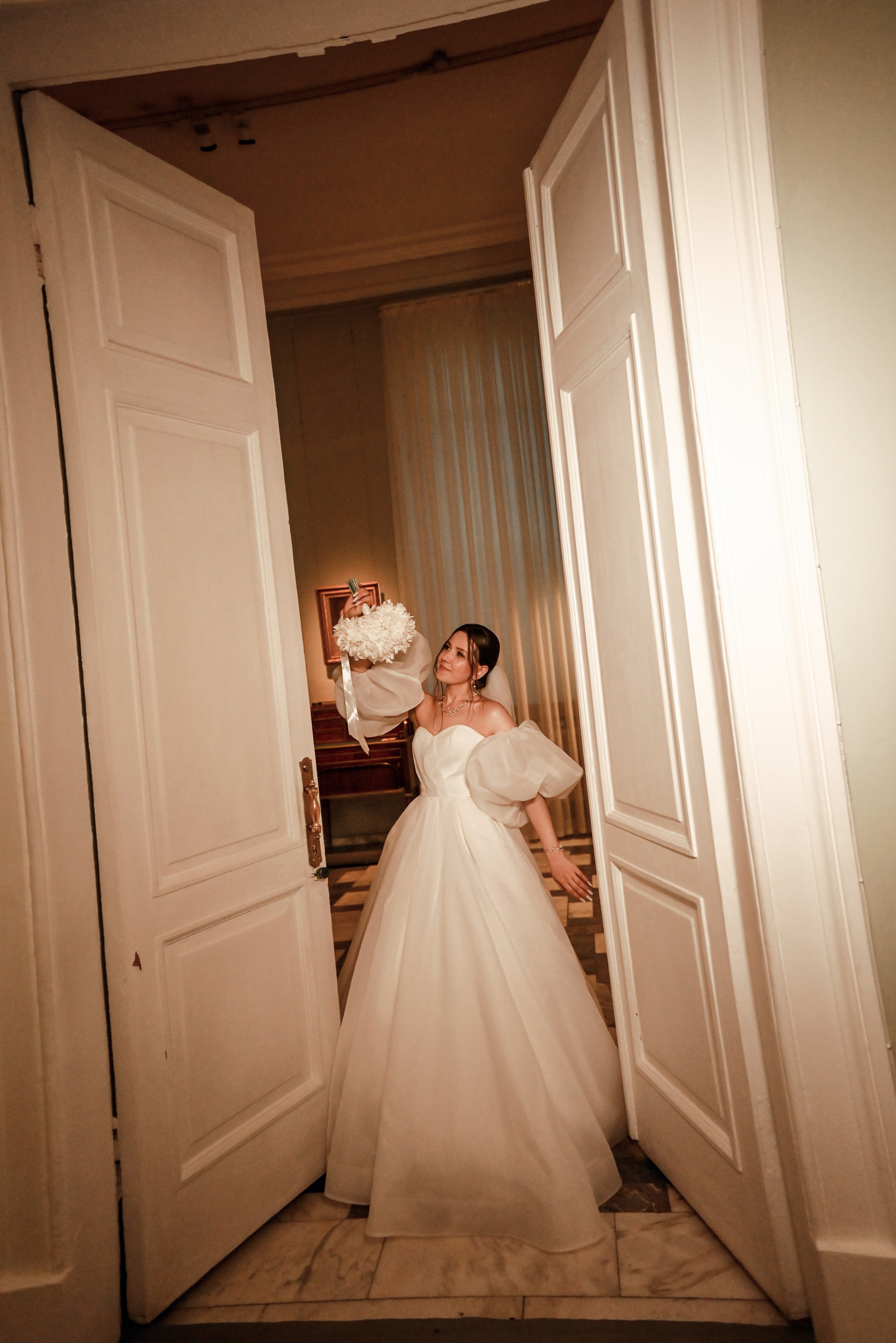 Небольшая свадебная серия в музее и прогулкой под дождем Эльмиры и Ризата. Свадебный, семейный, детский, контент фотограф в Омске Максим Ильин