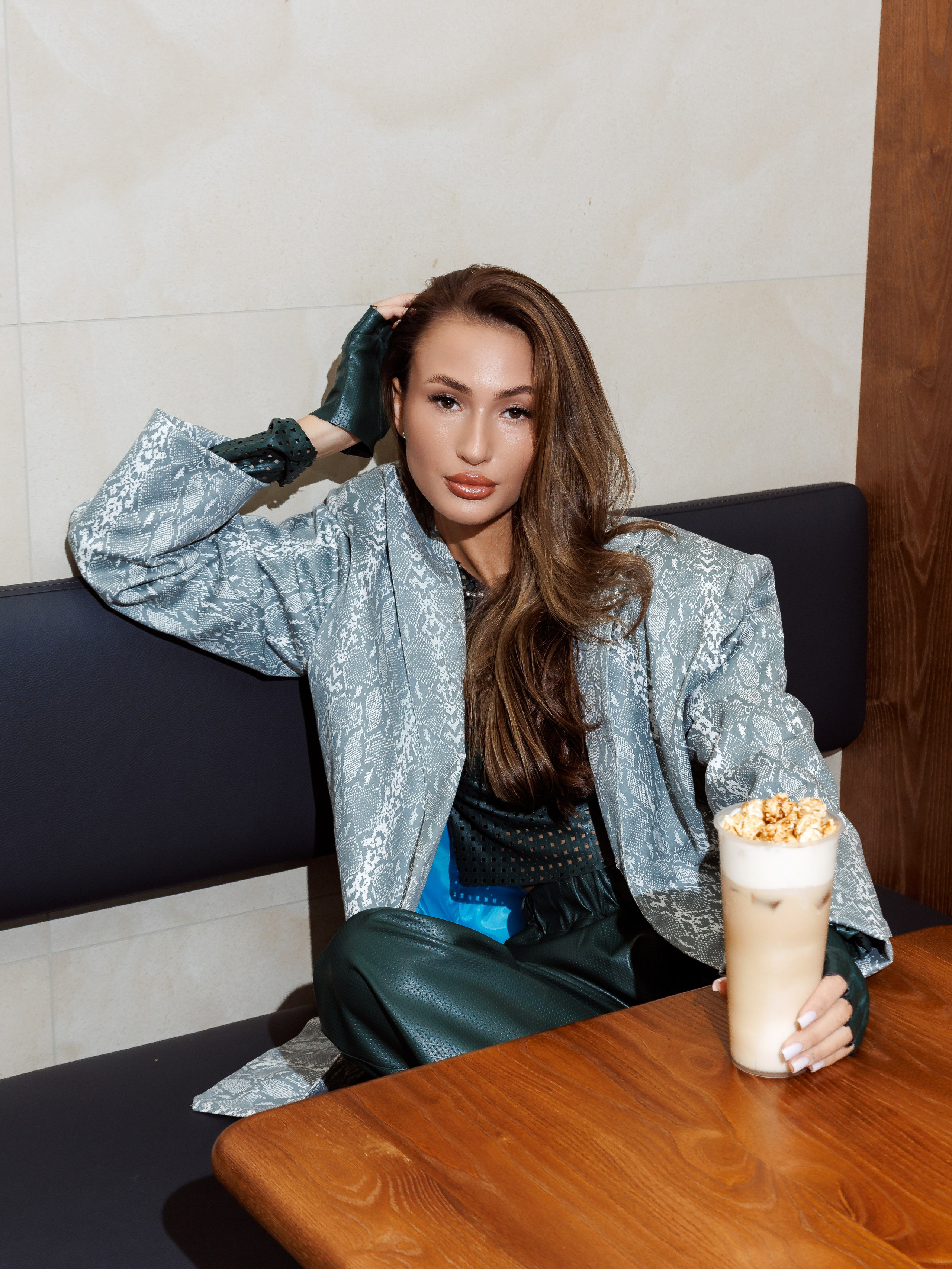 TONY CLOU. Съёмка в кофейне. Фотограф Виталий Хайлов, Екатеринбург