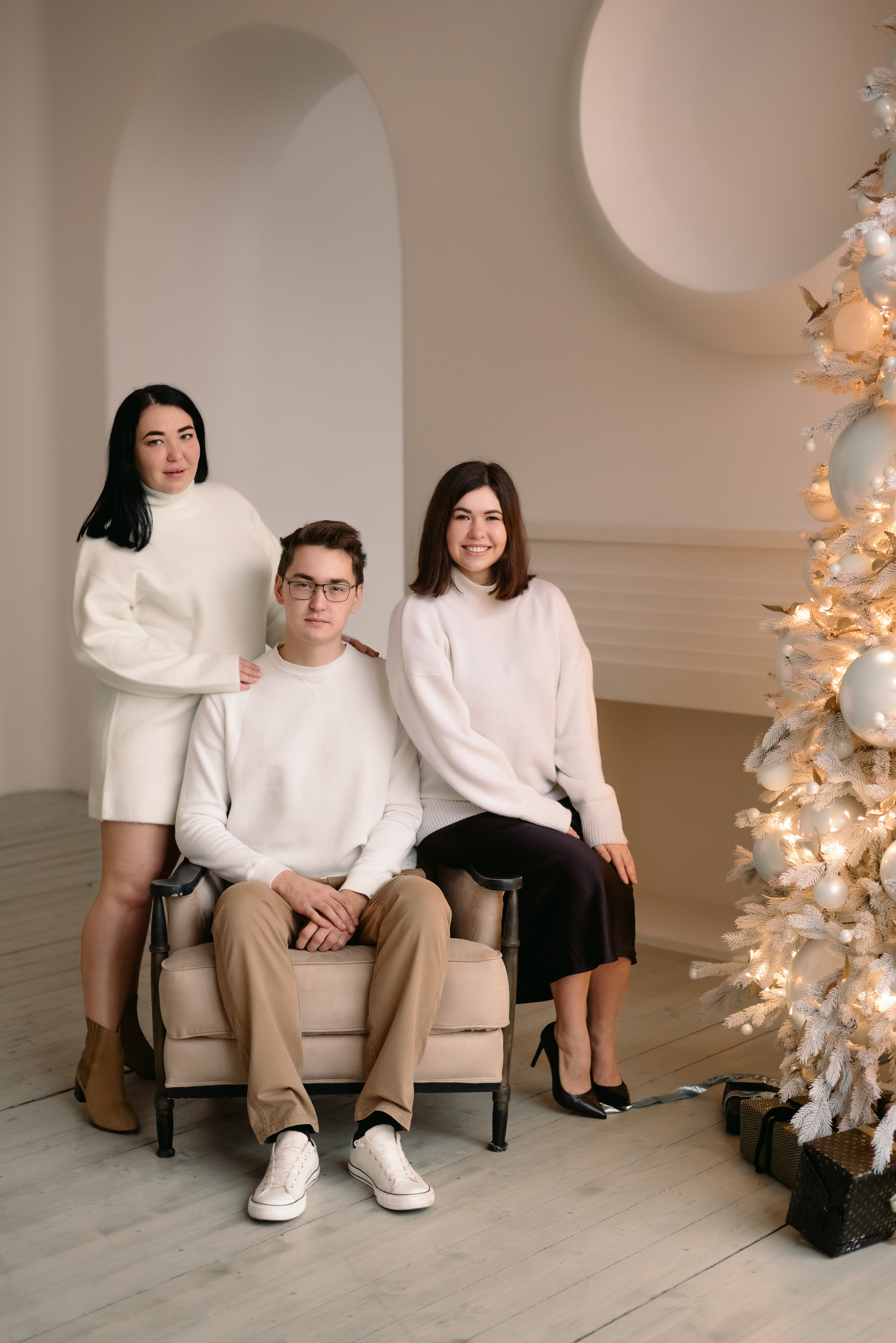 Семейная фотосессия в студии Санкт-Петербурга. Фотограф Юлия Кондратьева