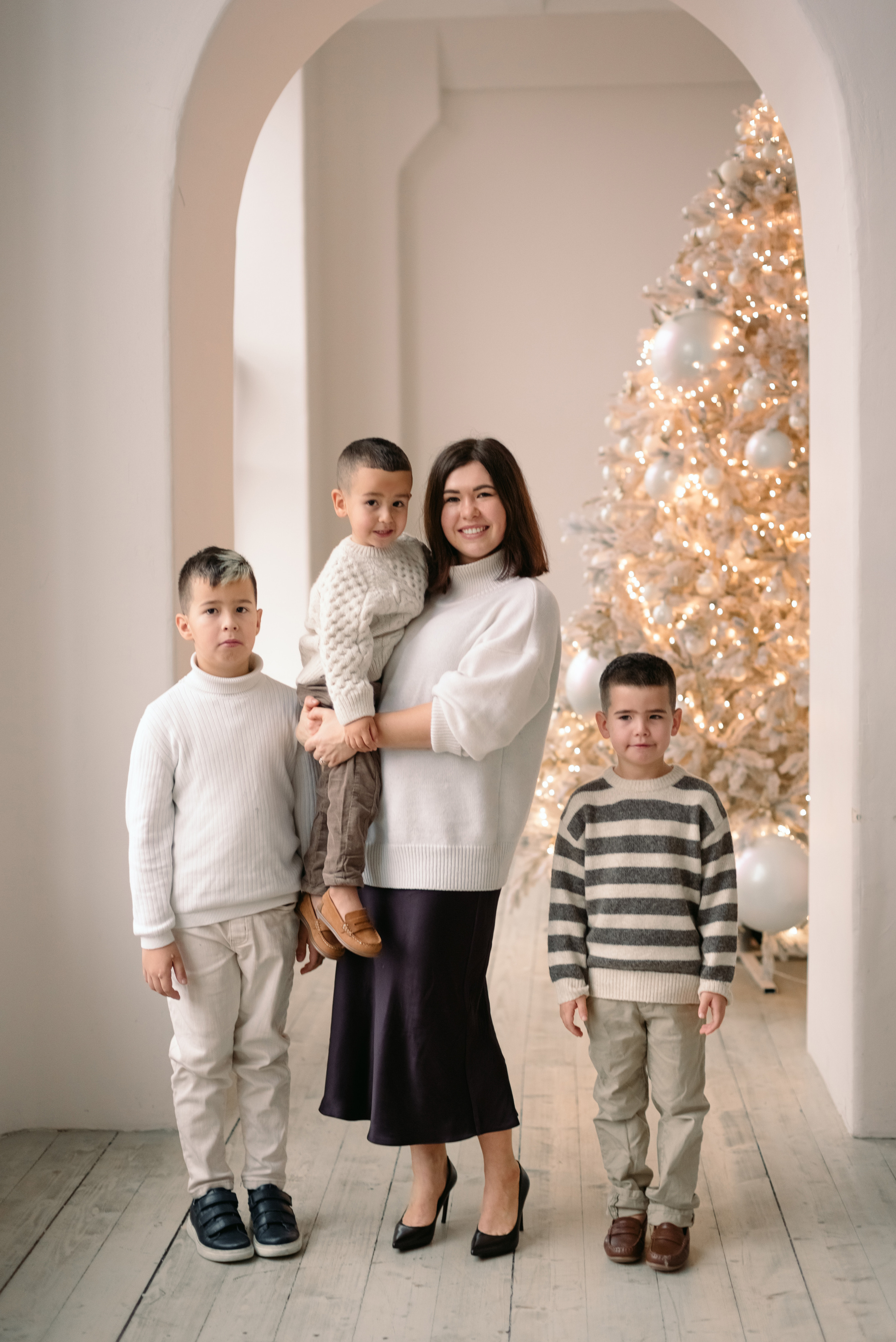 Семейная фотосессия в студии Санкт-Петербурга. Фотограф Юлия Кондратьева